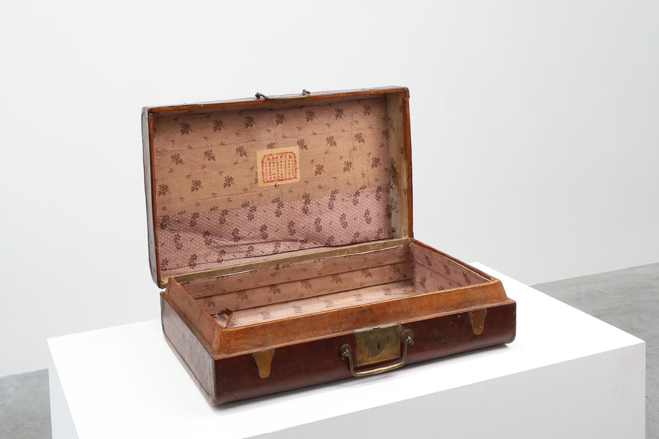 Valigia vintage in pelle marrone con dettagli in rame, Cina, 1900 in vendita 5