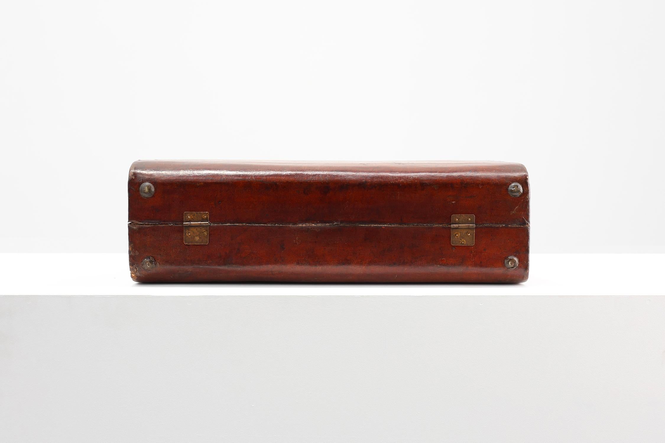 Valigia vintage in pelle marrone con dettagli in rame, Cina, 1900 in vendita 9