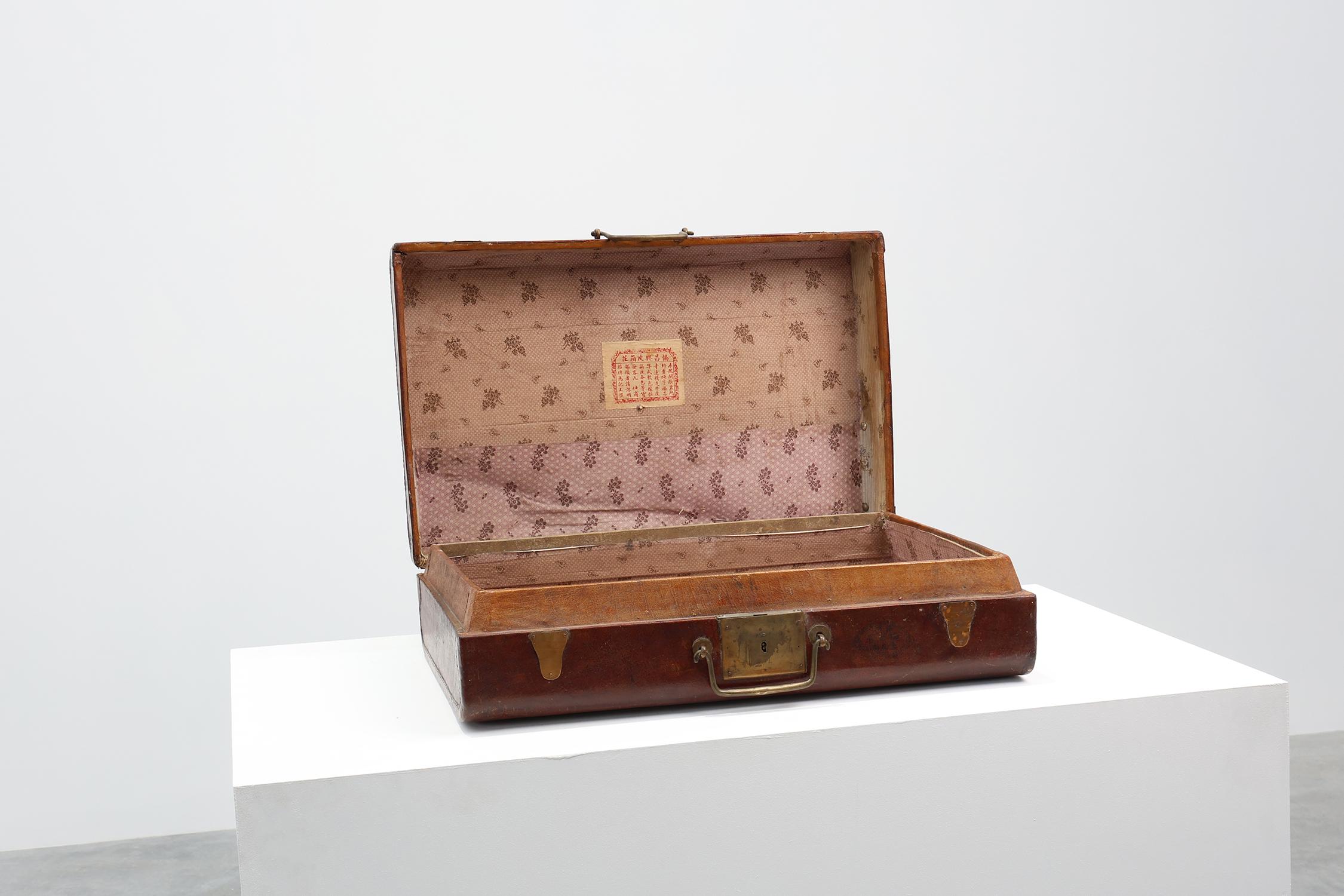 Cina / 1900 / Valigia / pelle, rame, tessuto / Antico / Mid Century / Vintage 

Una valigia in pelle vintage dei primi del Novecento, realizzata in Cina. La valigia in pelle marrone ha doppi manici con finiture in rame. Si apre su un interno
