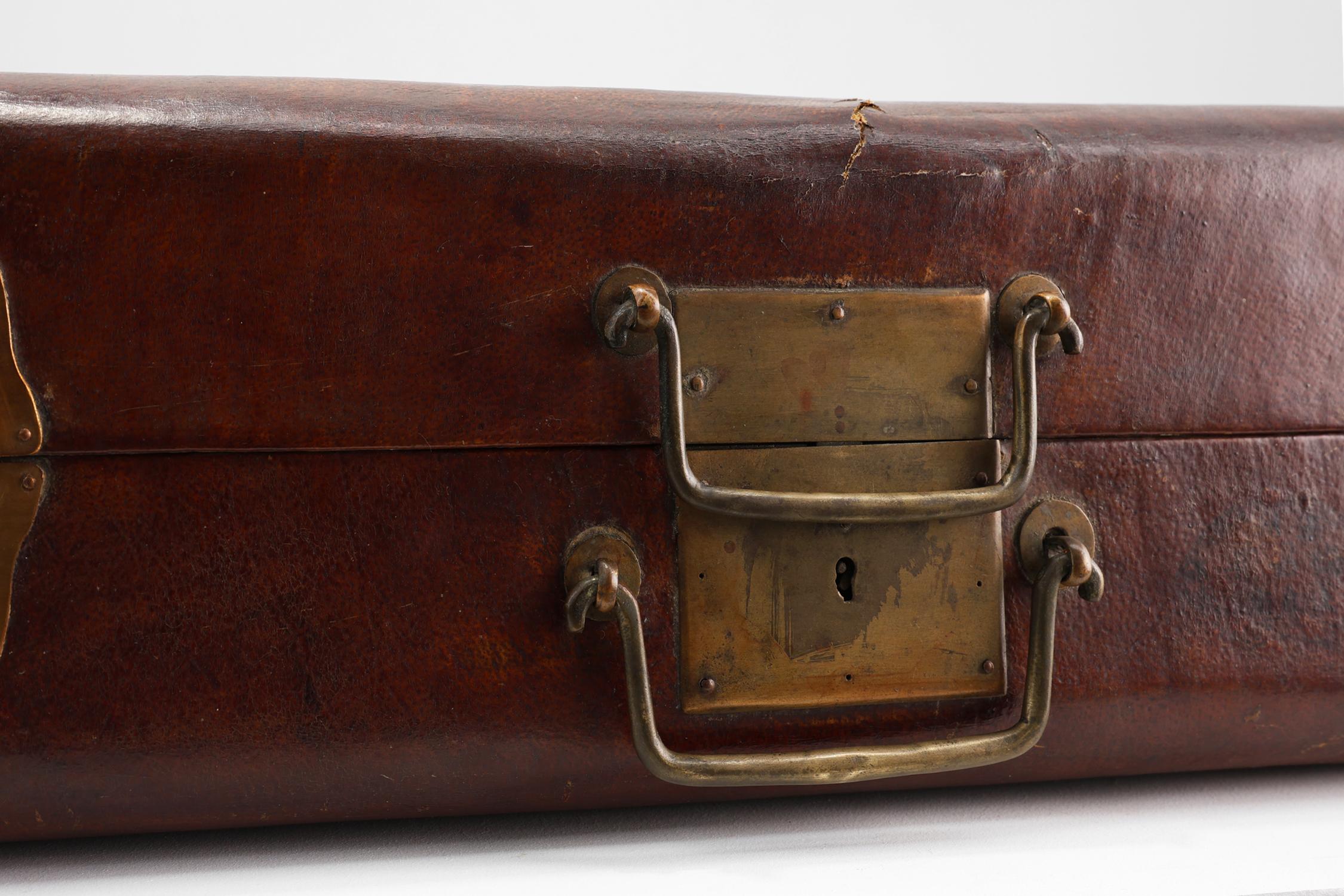 Mid-Century moderno Valigia vintage in pelle marrone con dettagli in rame, Cina, 1900 in vendita
