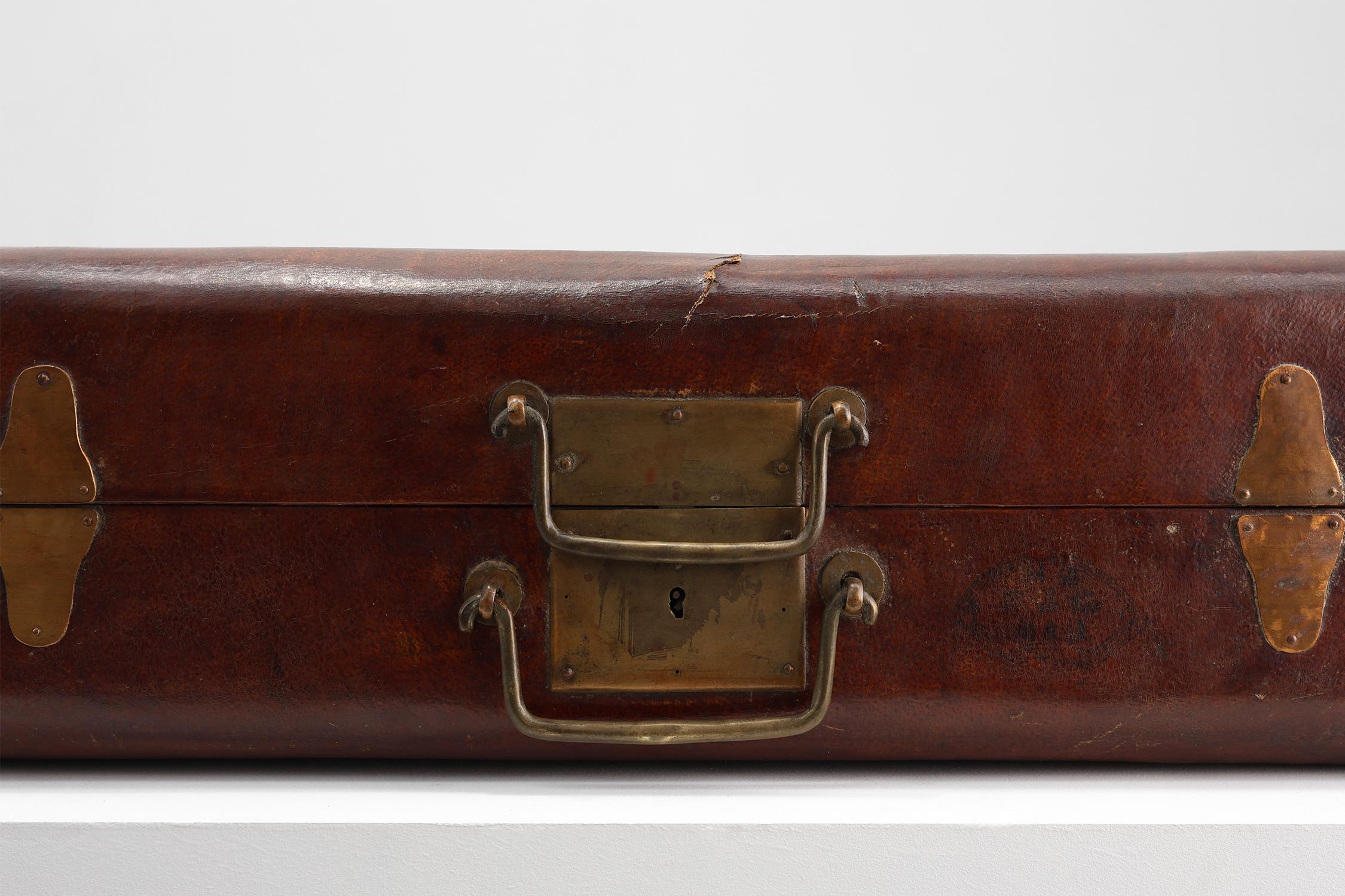Cinese Valigia vintage in pelle marrone con dettagli in rame, Cina, 1900 in vendita
