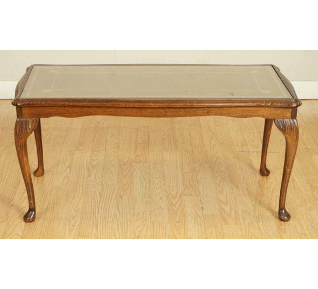 Embossé Table basse vintage marron à plateau en cuir avec pieds Queen Anne en vente