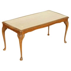 Table basse vintage marron à plateau en cuir avec pieds Queen Anne