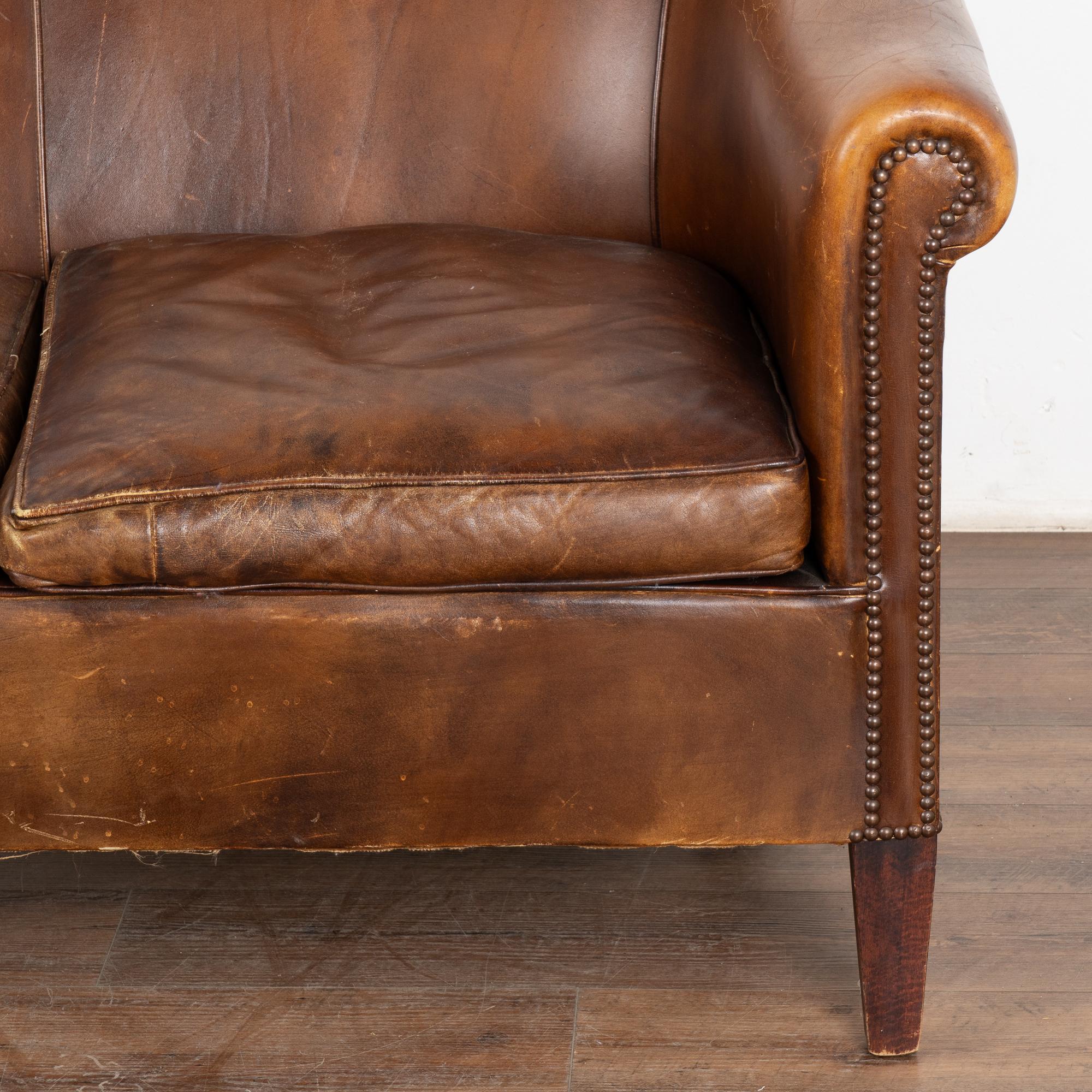 Sofá Loveseat Vintage de cuero marrón de dos plazas, Francia circa 1920 Cuero