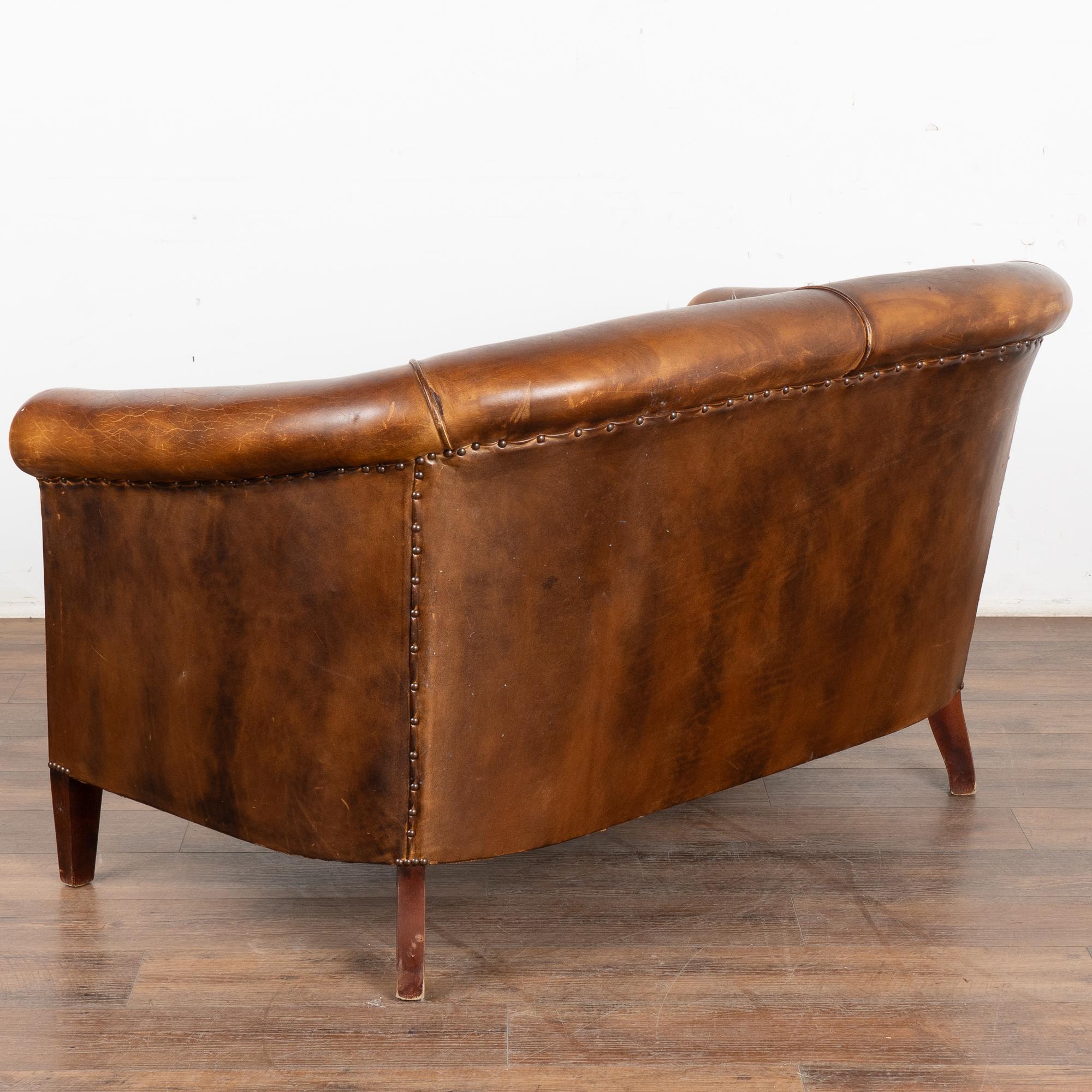 Sofá Loveseat Vintage de cuero marrón de dos plazas, Francia circa 1920 2