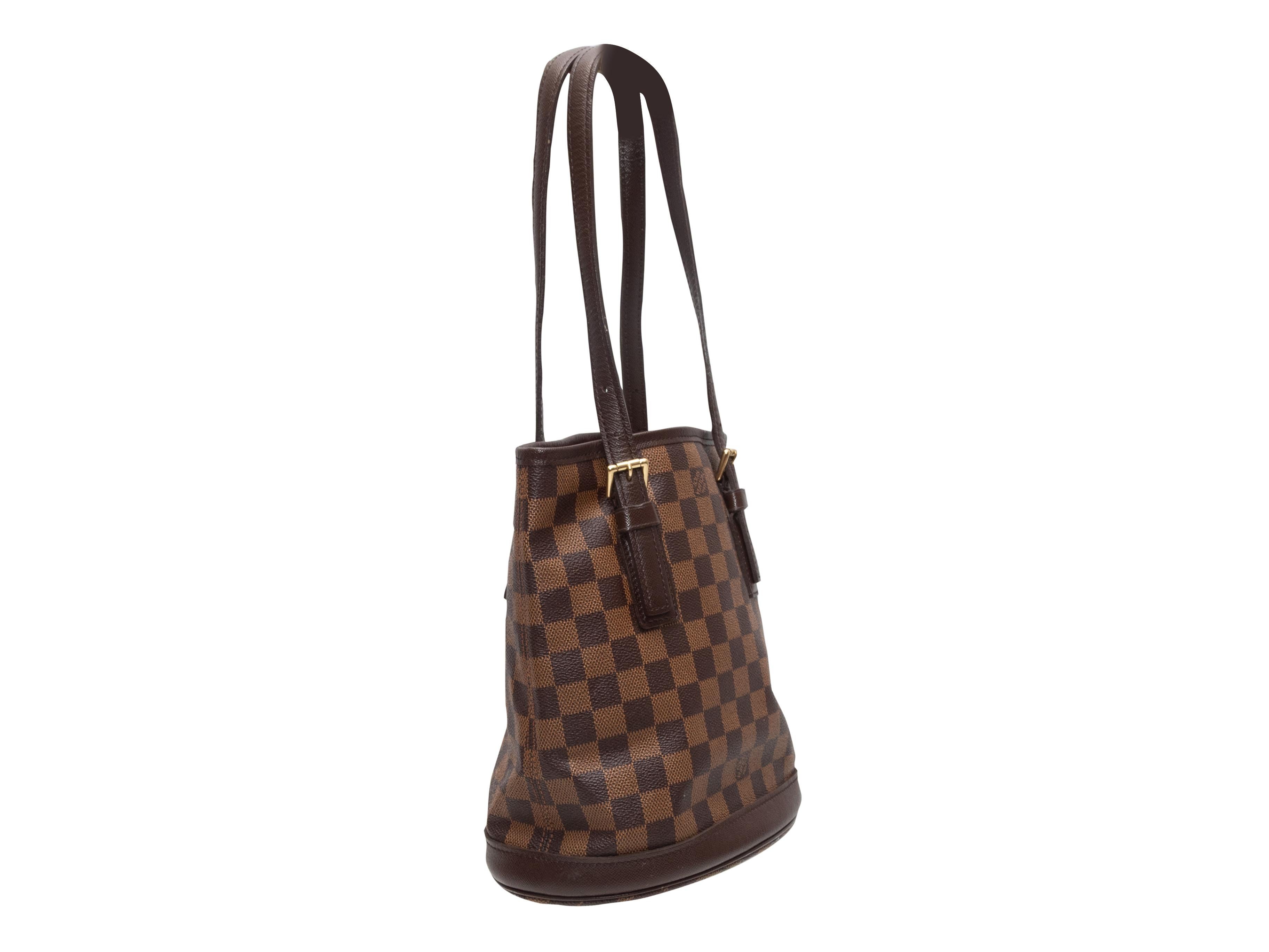 Bolso vintage marrón Louis Vuitton Damier Ebene Marais. Circa 2003. Este bolso tiene el cuerpo de lona revestida, herrajes dorados, dos asas planas para el hombro y la parte superior abierta. 10