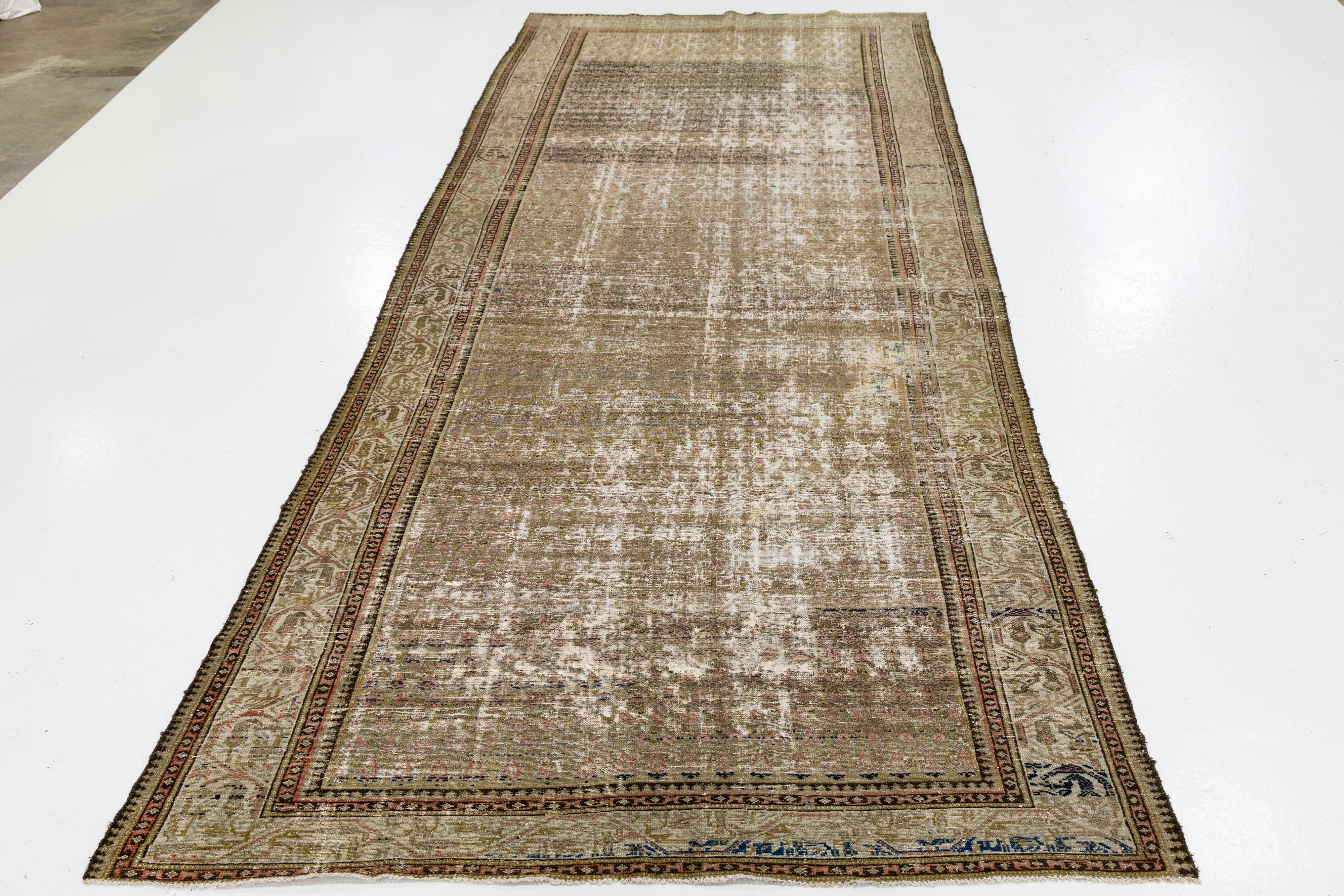 Magnifique tapis vintage Malayer en laine nouée à la main avec un champ brun. Cette pièce de Malayer a des accents beiges, bleus et roses dans un design géométrique shabby chic.

Ce tapis mesure : 6'5