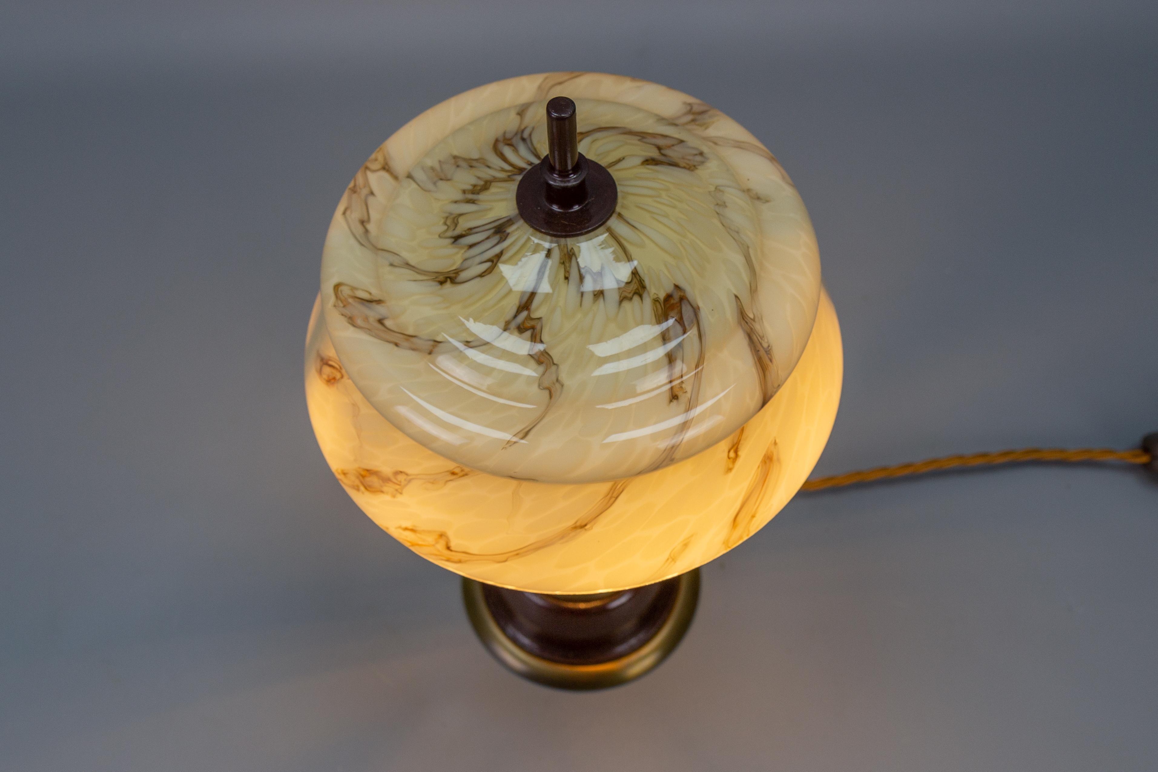 Milieu du XXe siècle Lampe à poser réglable en verre marbré et métal Brown Vintage en vente