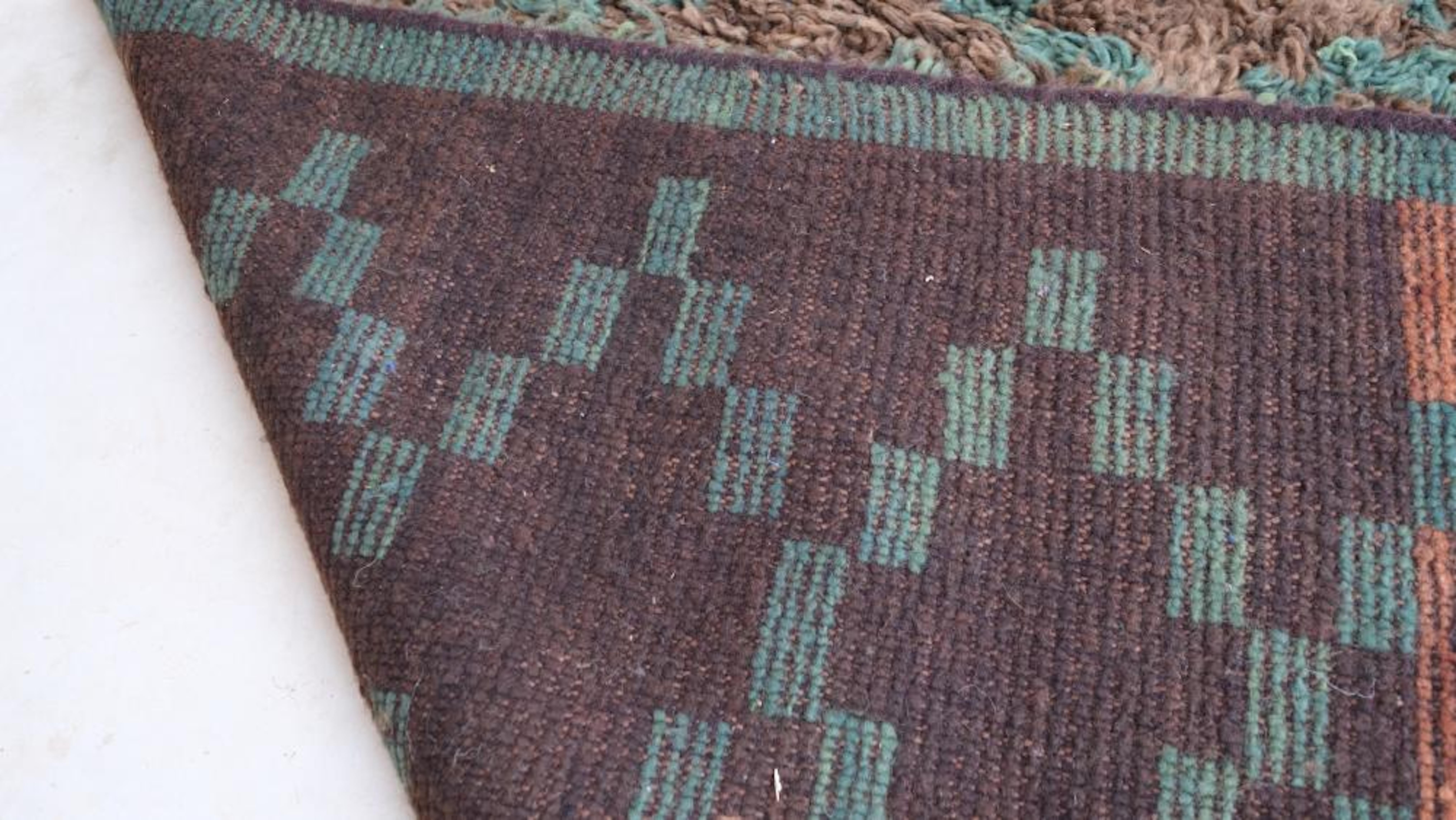 Alfombra marroquí vintage marrón neutro Beni M'Guild con diseño de cruces entrecruzadas en venta 2