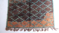 Alfombra marroquí vintage marrón neutro Beni M'Guild con diseño de cruces entrecruzadas