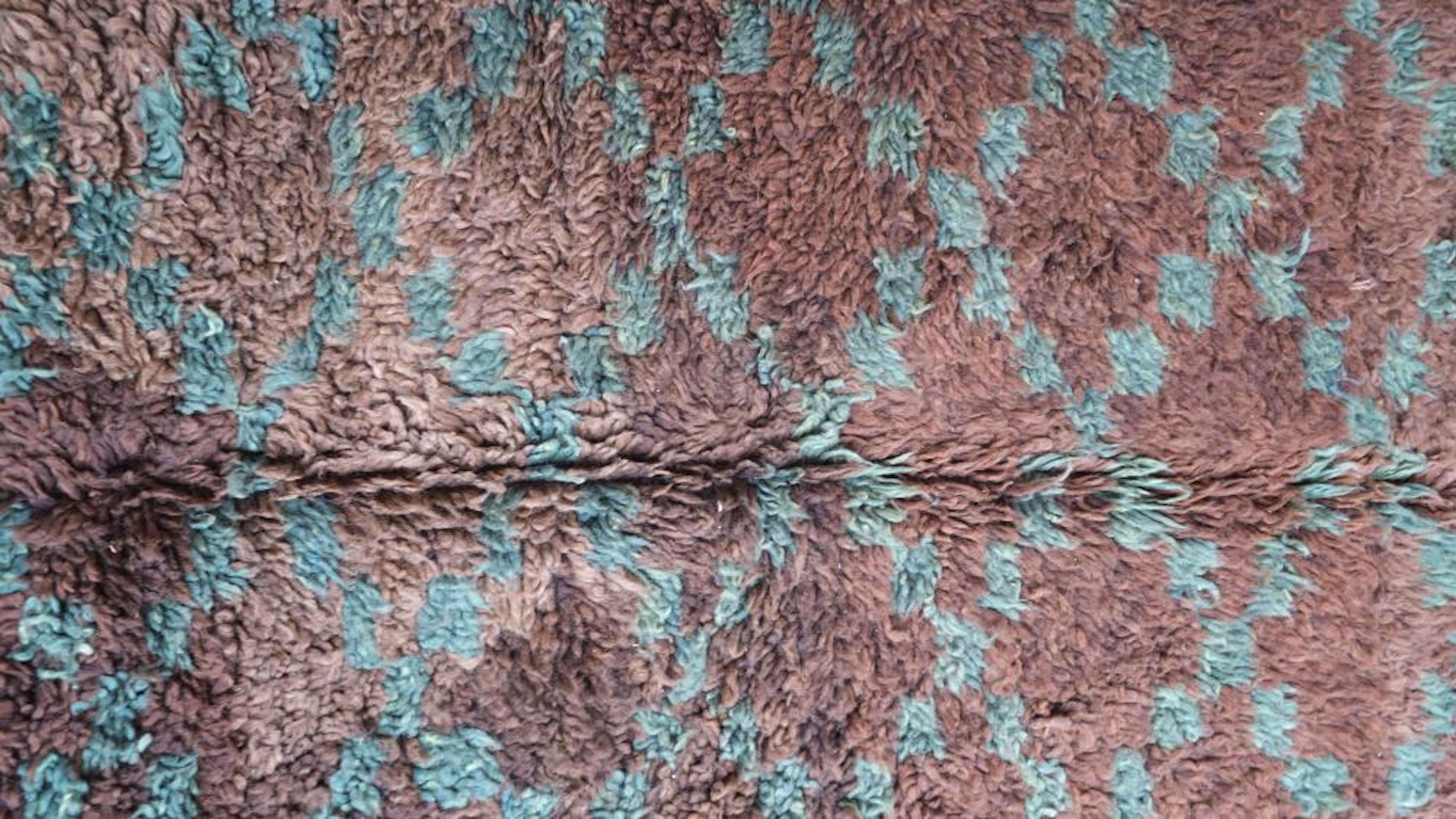 Alfombra marroquí vintage marrón neutro Beni M'Guild con diseño de cruces entrecruzadas Bohemio en venta
