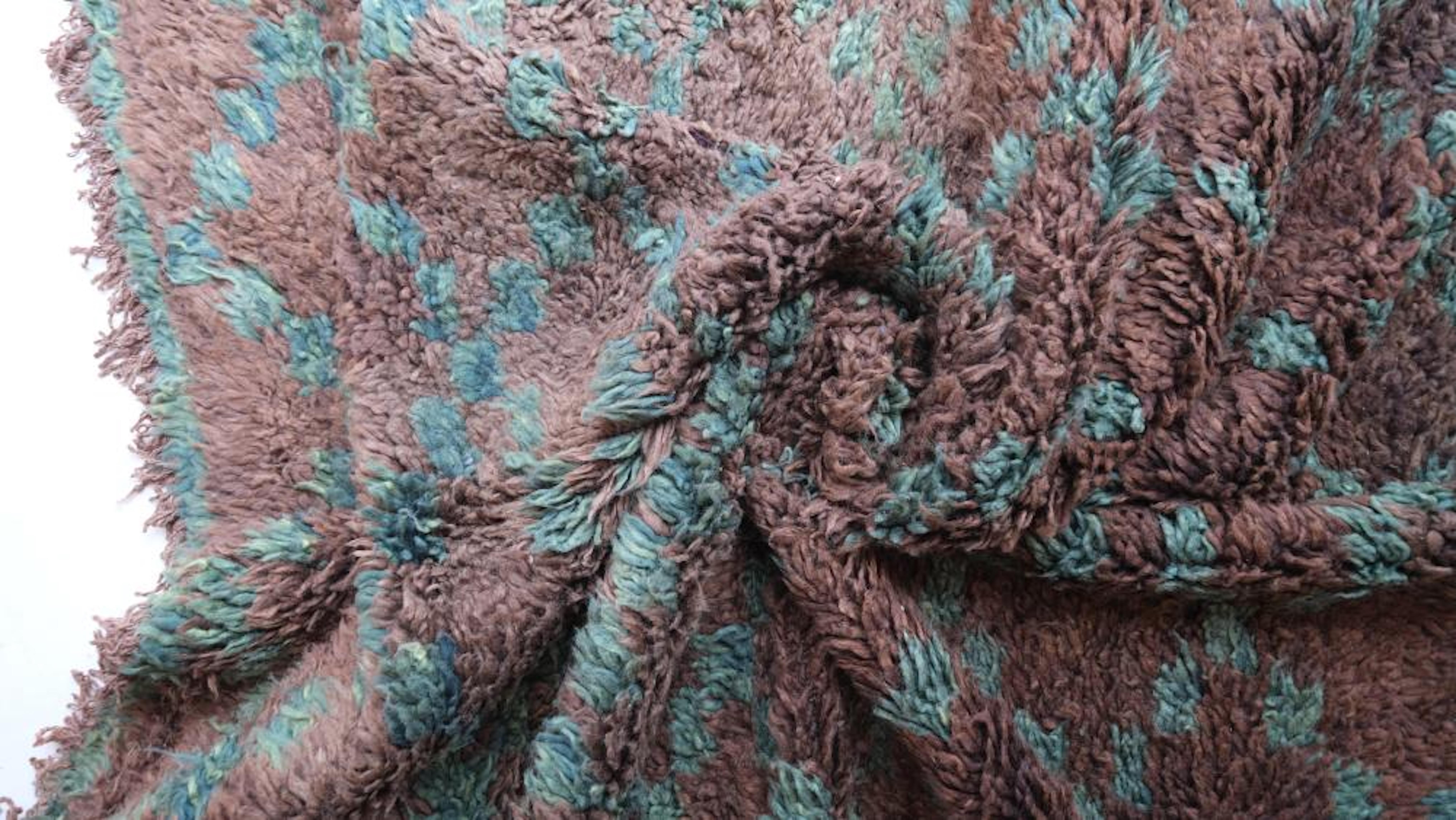 Alfombra marroquí vintage marrón neutro Beni M'Guild con diseño de cruces entrecruzadas Marroquí en venta