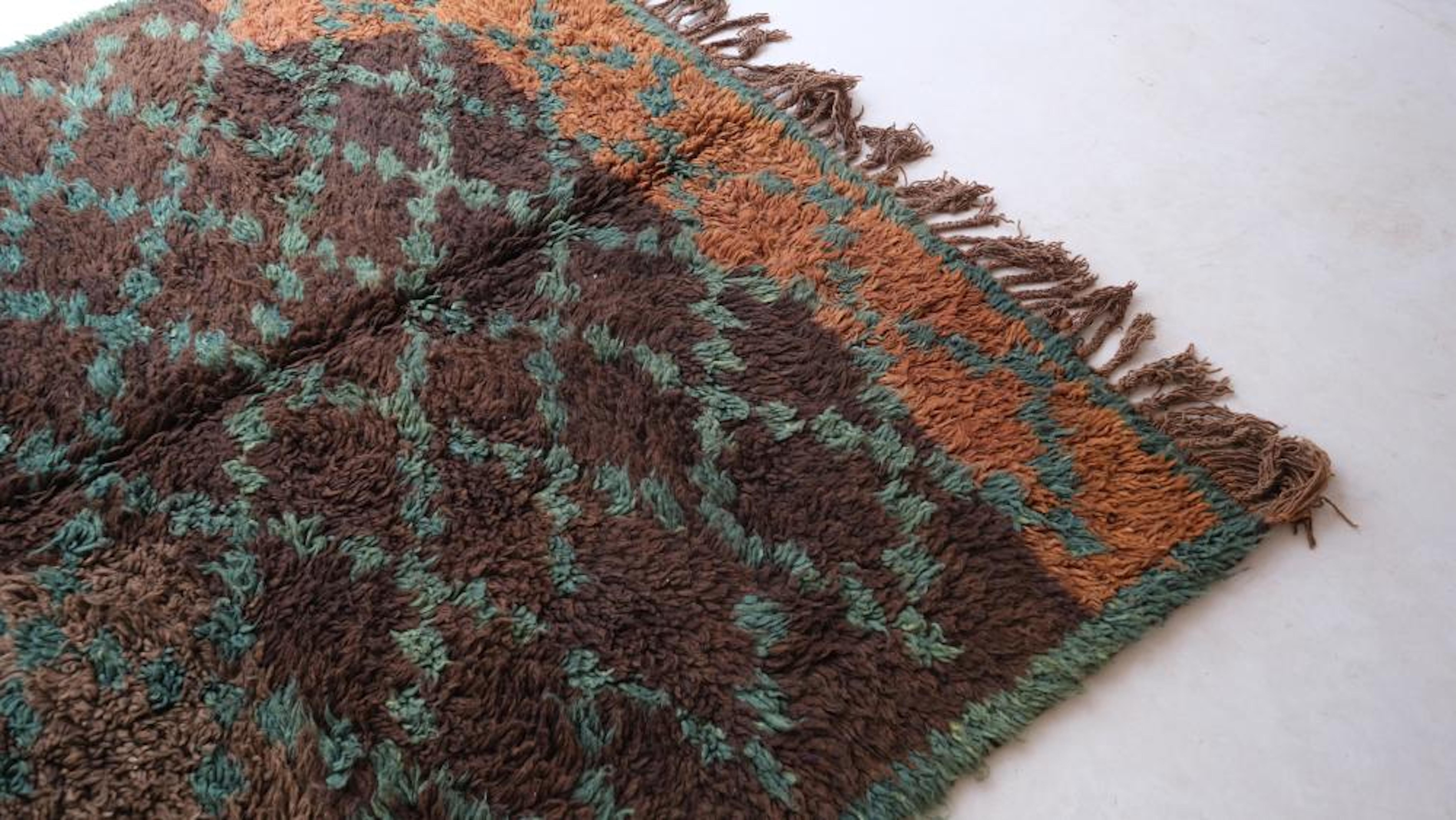 Alfombra marroquí vintage marrón neutro Beni M'Guild con diseño de cruces entrecruzadas Tejido en venta