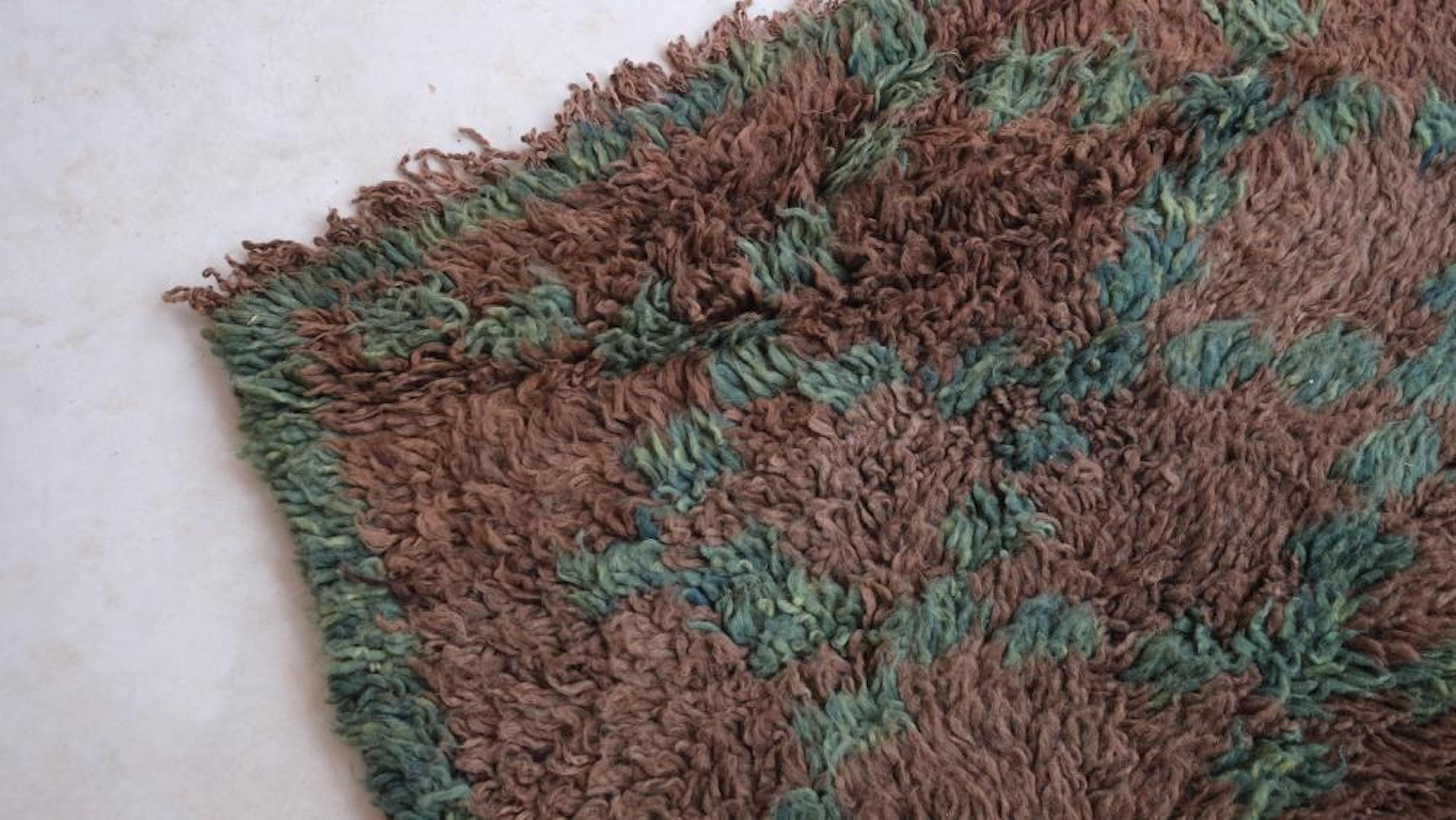 Alfombra marroquí vintage marrón neutro Beni M'Guild con diseño de cruces entrecruzadas finales del siglo XX en venta