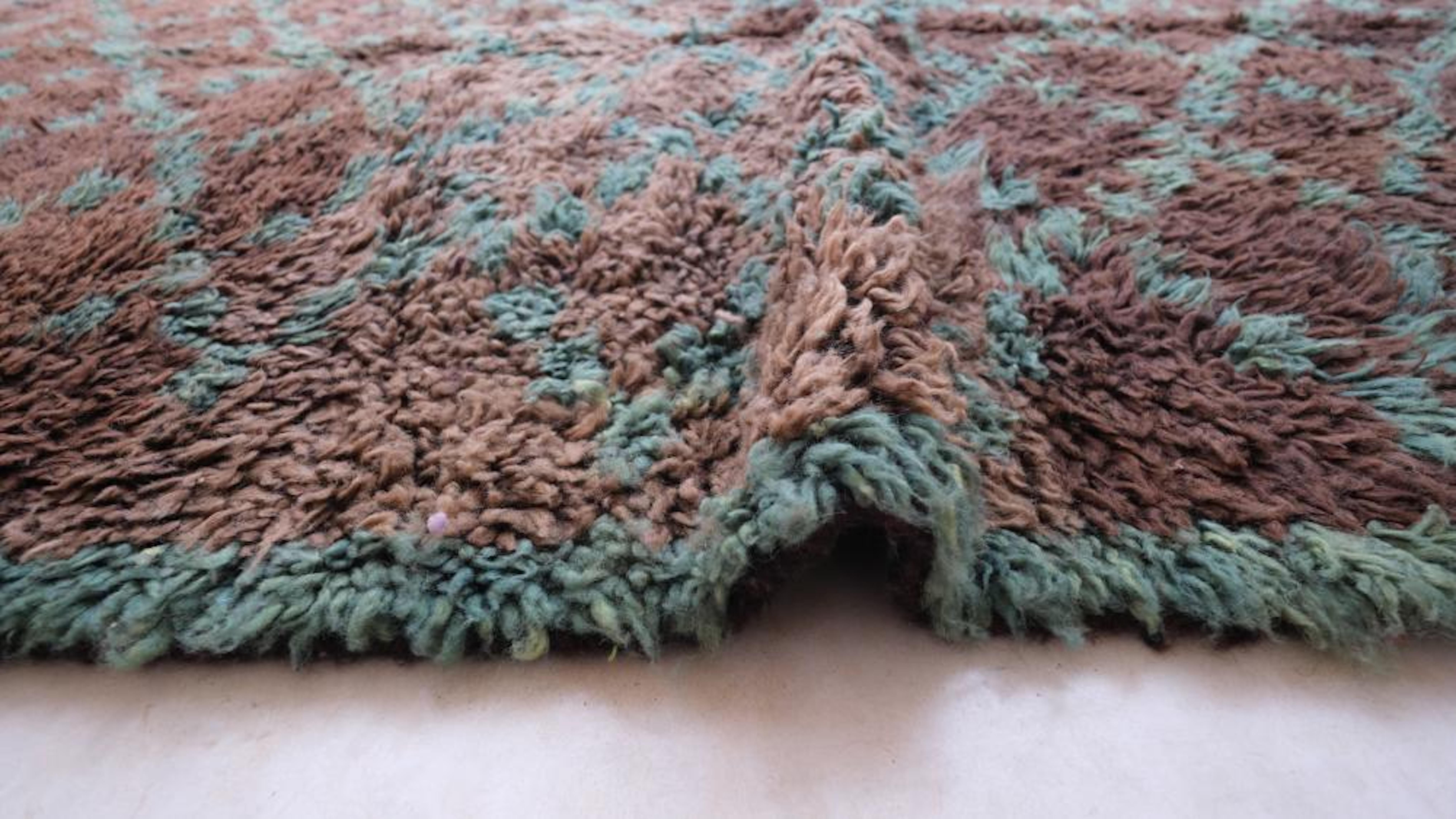 Alfombra marroquí vintage marrón neutro Beni M'Guild con diseño de cruces entrecruzadas Lana en venta