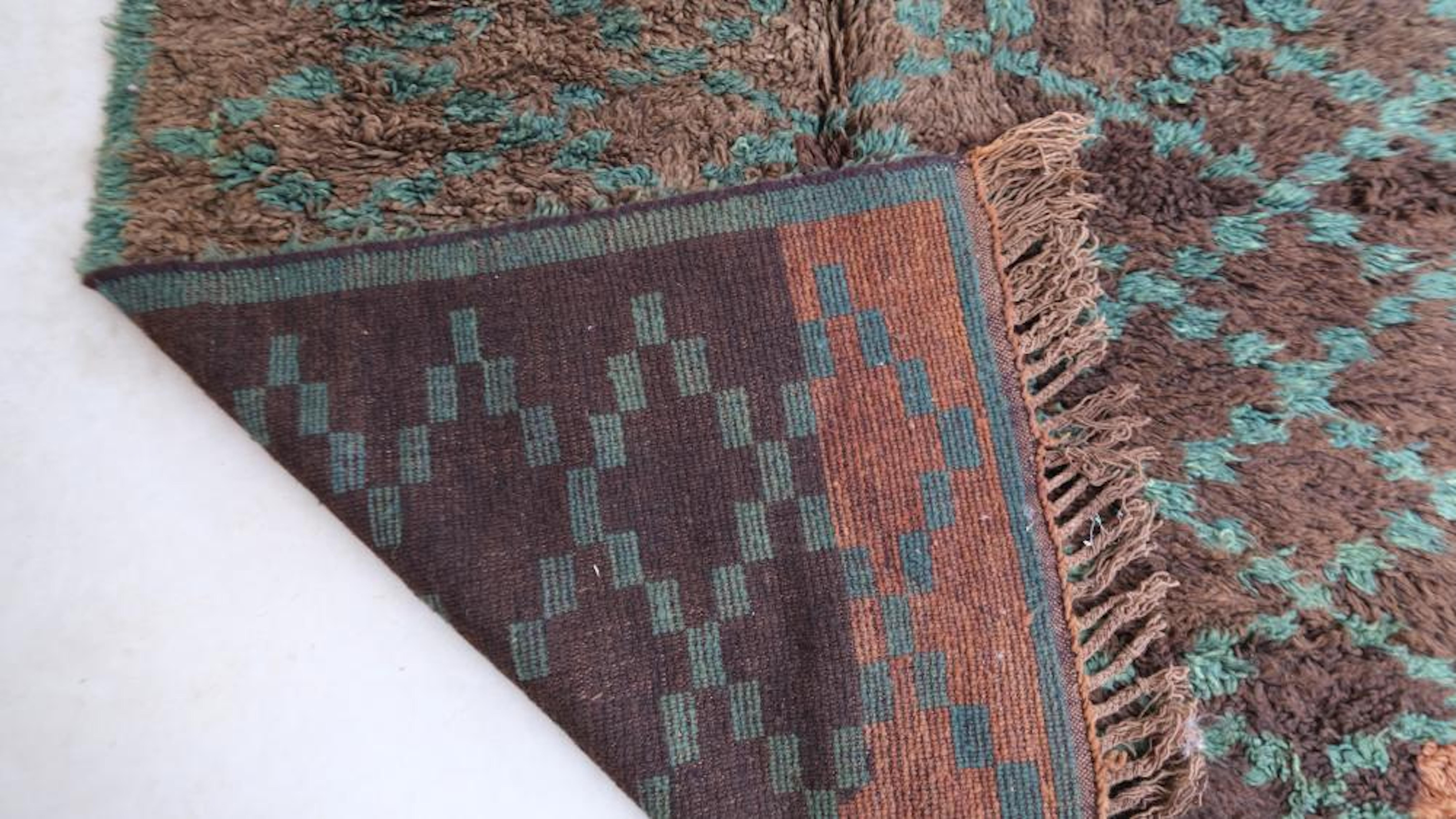 Alfombra marroquí vintage marrón neutro Beni M'Guild con diseño de cruces entrecruzadas en venta 1