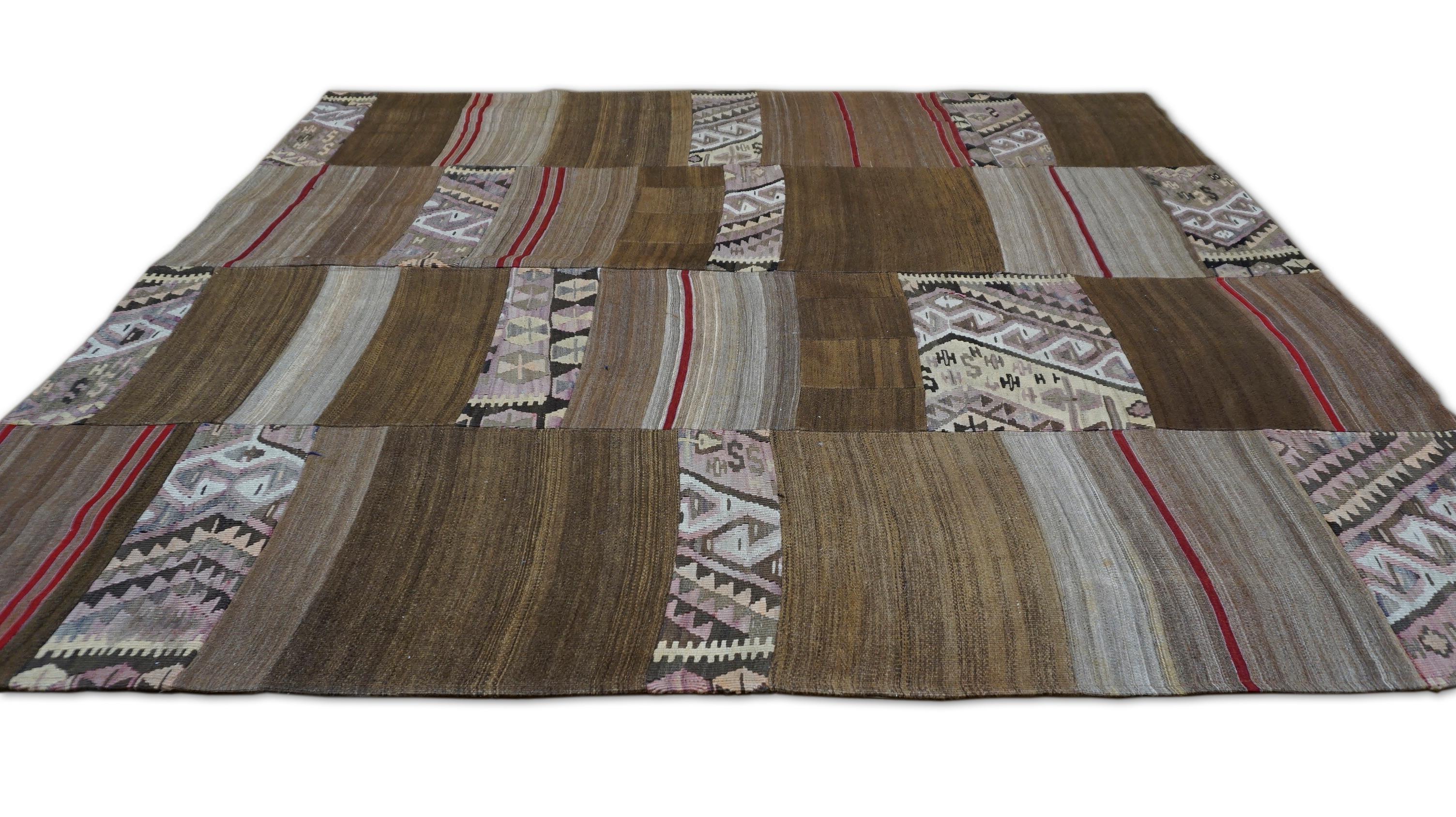 Questo patchwork di lana tessuto a mano è una composizione magistrale di eredità tribale ed eleganza rustica. Il tappeto è realizzato con segmenti di tessuto piatto vintage - ognuno dei quali è stato tessuto decenni fa nei villaggi rurali turchi -