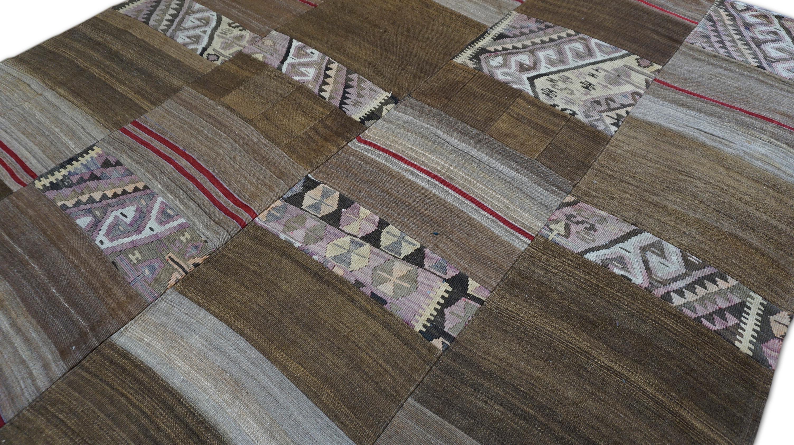 Arte popolare Tappeto vintage in lana marrone con disegno Patch-Work 6'10''x7'10'' in vendita