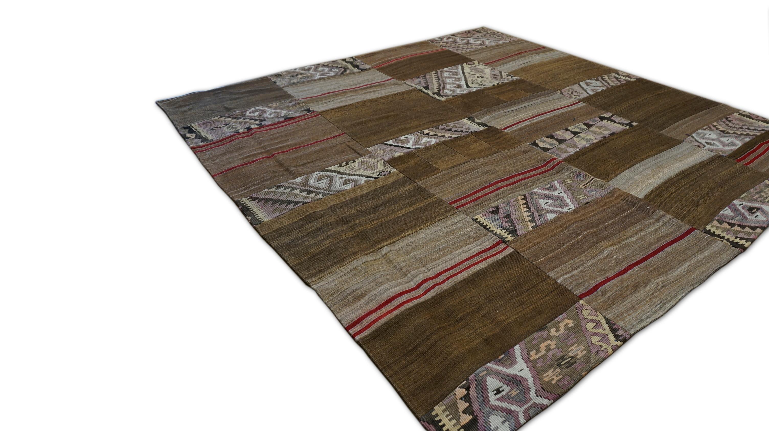Tappeto vintage in lana marrone con disegno Patch-Work 6'10''x7'10'' In condizioni buone in vendita a Torrance, CA