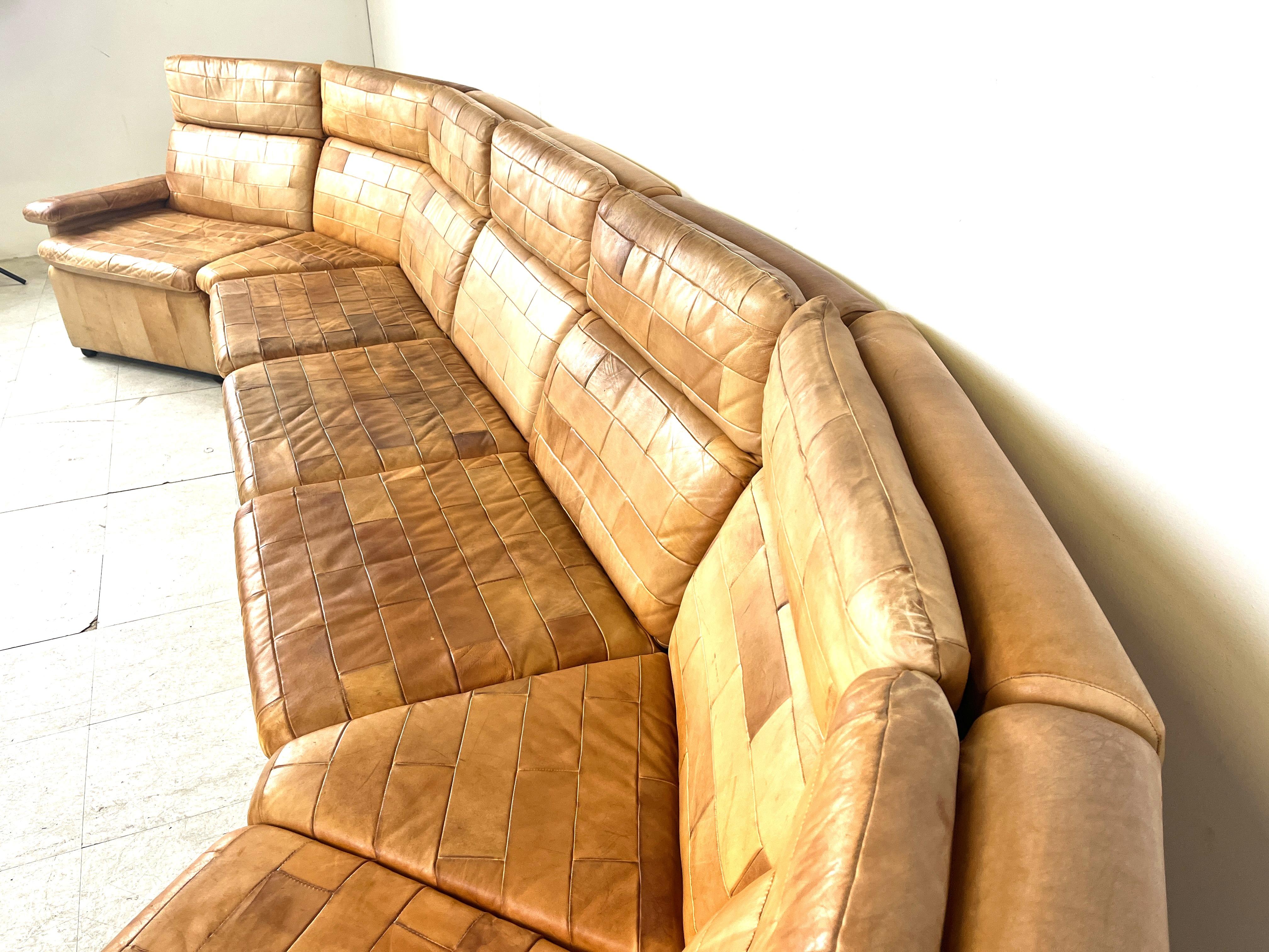 Sektionssofa/Modularsofa aus der Mitte des Jahrhunderts in kamelbraunem Patchwork-Leder.

Die Sofagarnitur ist komplett modular aufgebaut und besteht aus 7 Elementen.

Das ideale Stück, um ein freistehendes Sofa zu schaffen, das zum Mittelpunkt