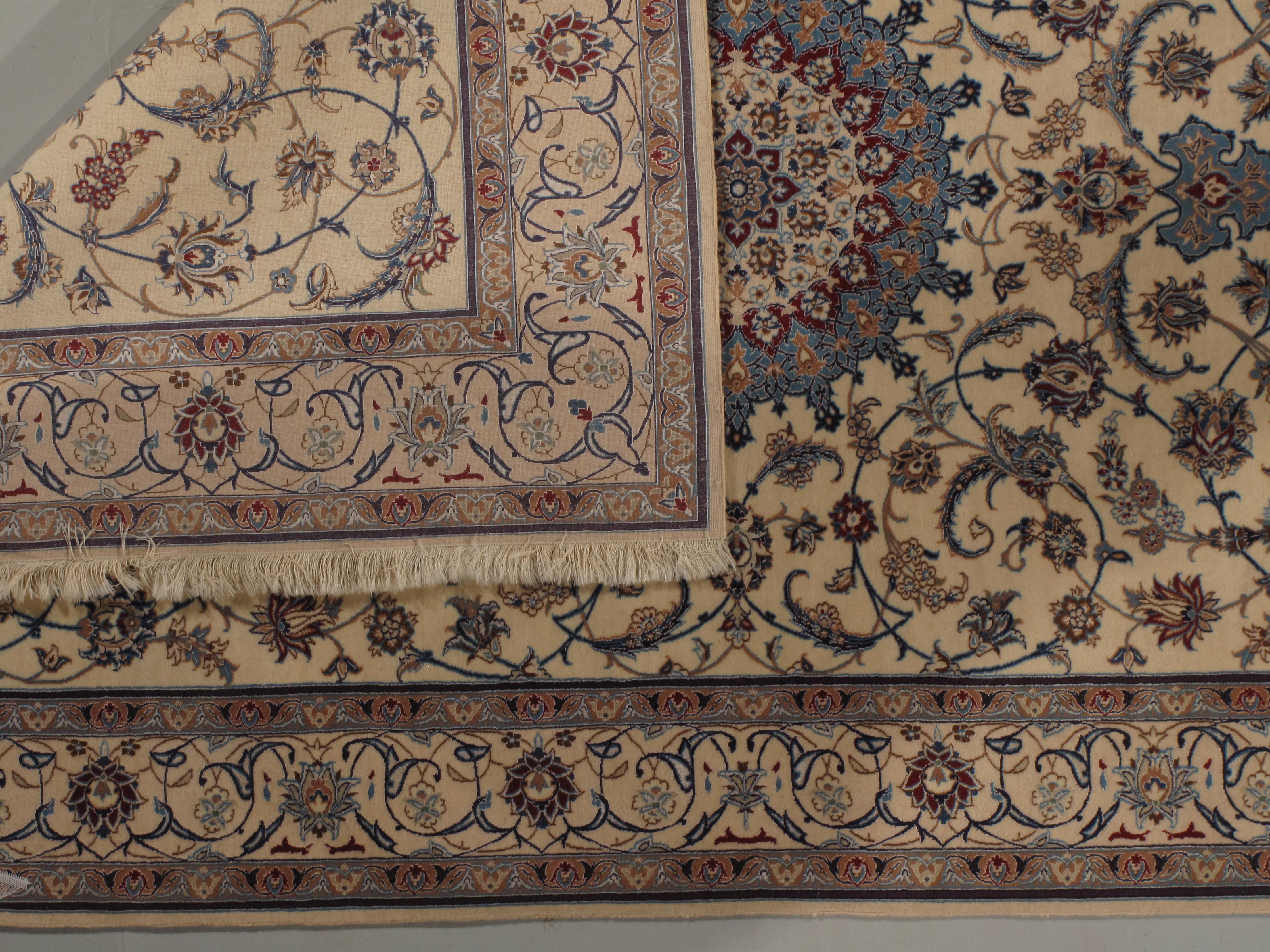 4' x 6'. Fein gewebt aus einer Kombination von Wolle und Seide mit komplizierten, ultrafeinen Mustern, die einen klassisch schönen Teppich ergeben. Die sanfte Farbgebung ermöglicht es Ihnen, Details zu genießen, ohne den Raum zu überladen. Farben: