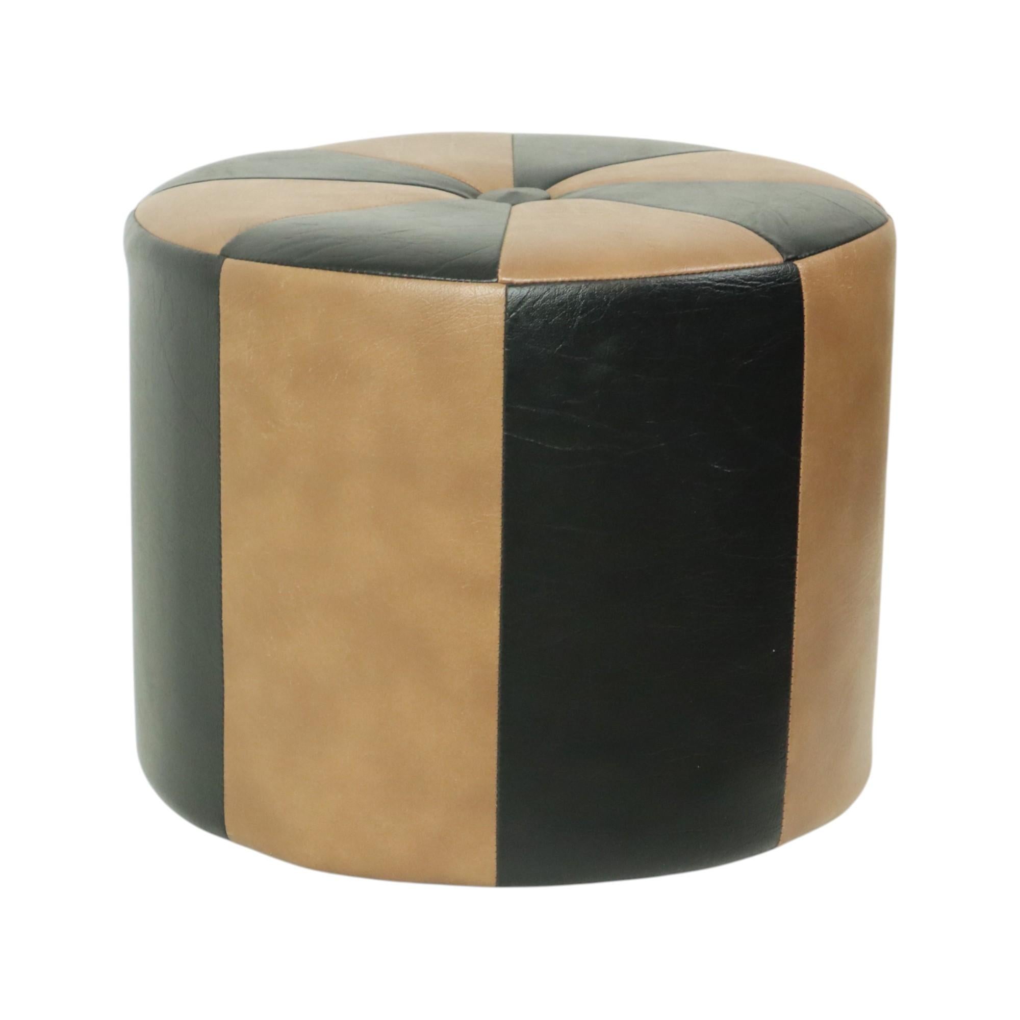 Cooler runder Patchwork-Ottoman im Vintage-Stil mit Holzsockel und hochwertigem zweifarbigem braunem Kunstlederbezug, hergestellt in Belgien um 1960.

Diese Ottomane ist in einem sehr guten Vintage-Zustand, mit leichten altersbedingten