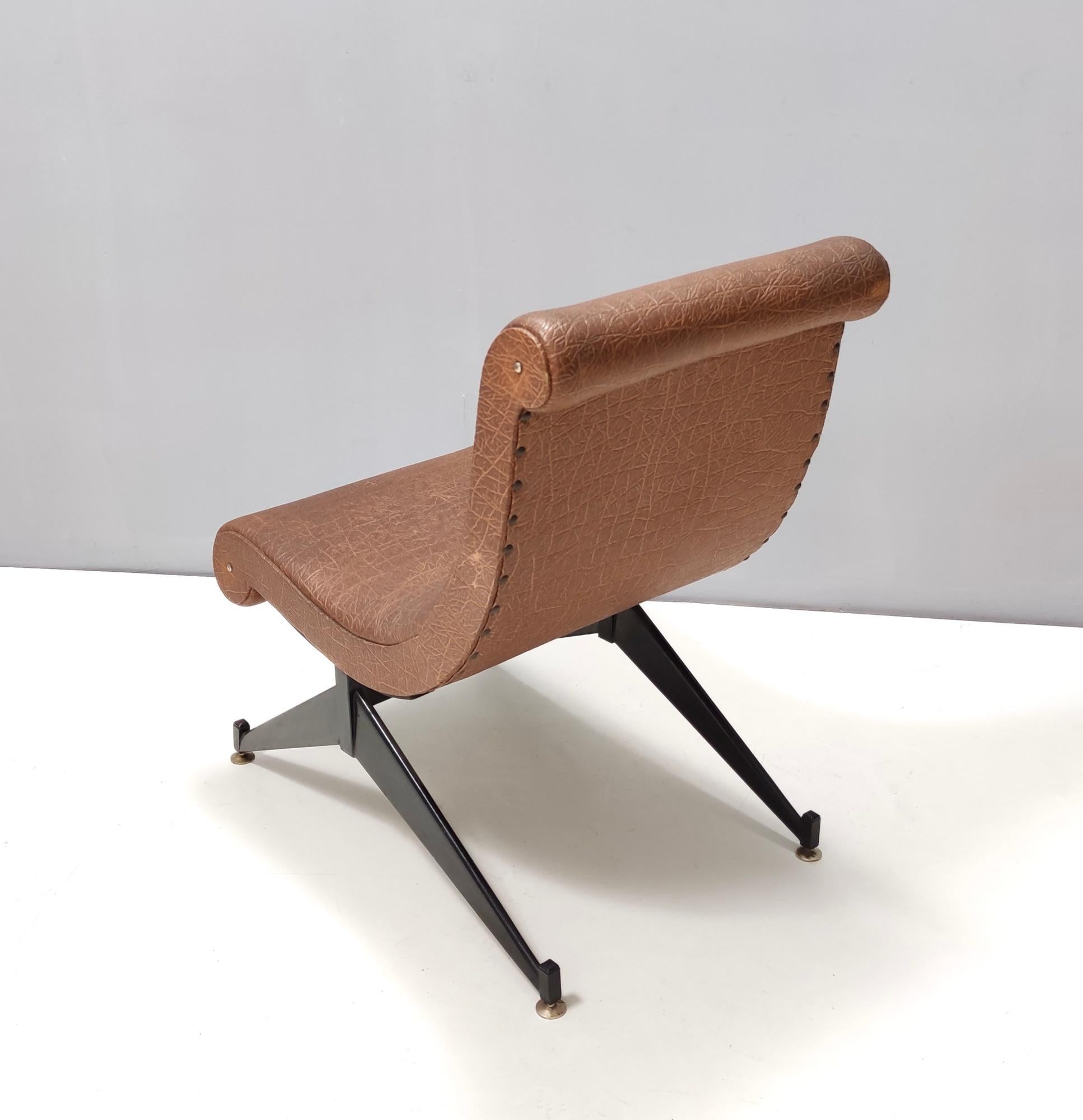 Vintage Brown Skai Lounge Chair with Black Varnished Metal Legs, Italy In Good Condition For Sale In Bresso, Lombardy