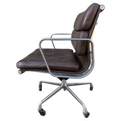Vintage Sedia Soft Pad marrone di Eames per Herman Miller