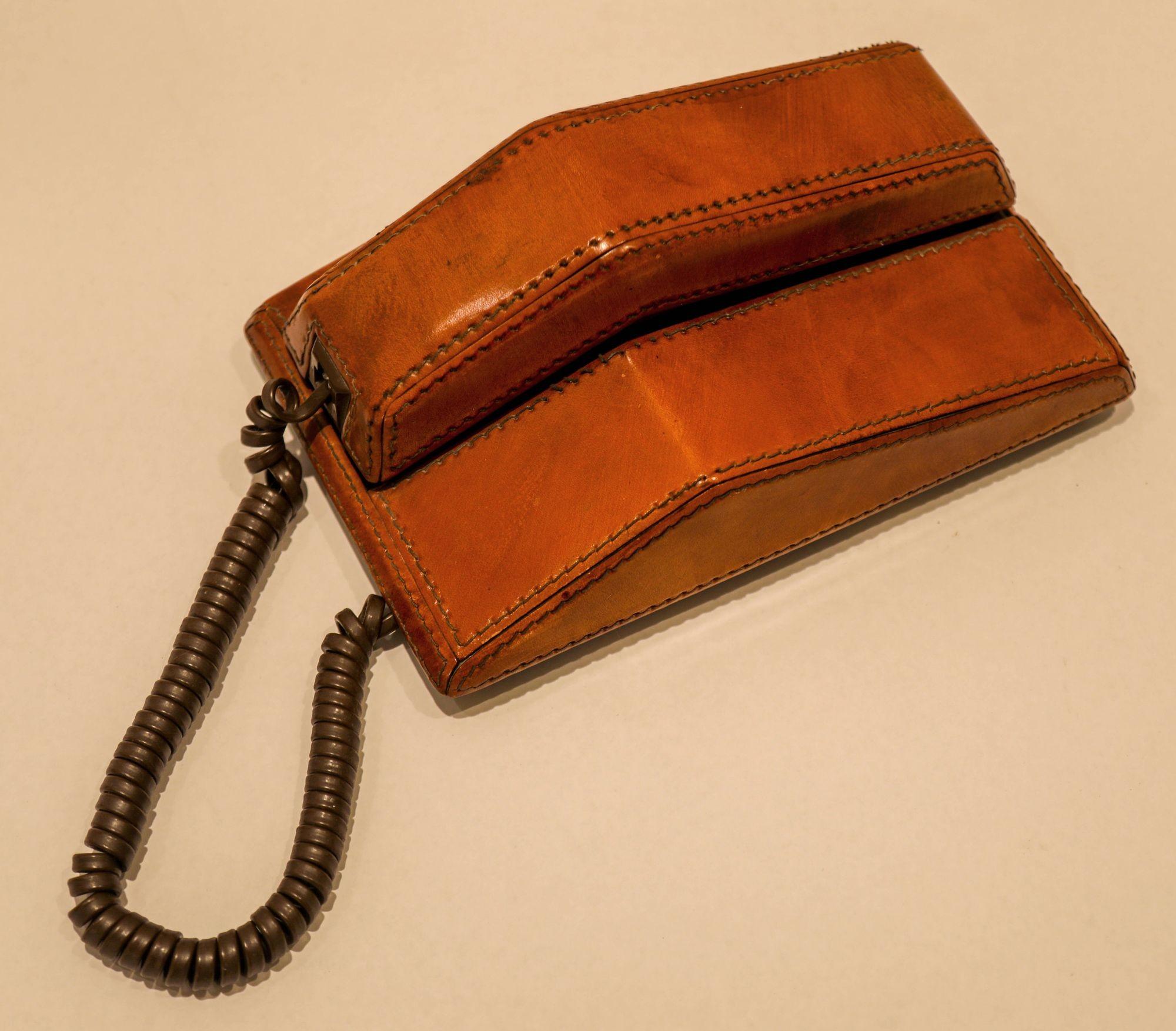 Vintage Northern Telecom Contempra Téléphone à touches recouvert de cuir surpiqué, à poser sur un bureau ou à fixer au mur.Vintage Northern Telecom Contempra téléphone recouvert de cuir marron surpiqué.Peut être utilisé sur un bureau ou au mur.