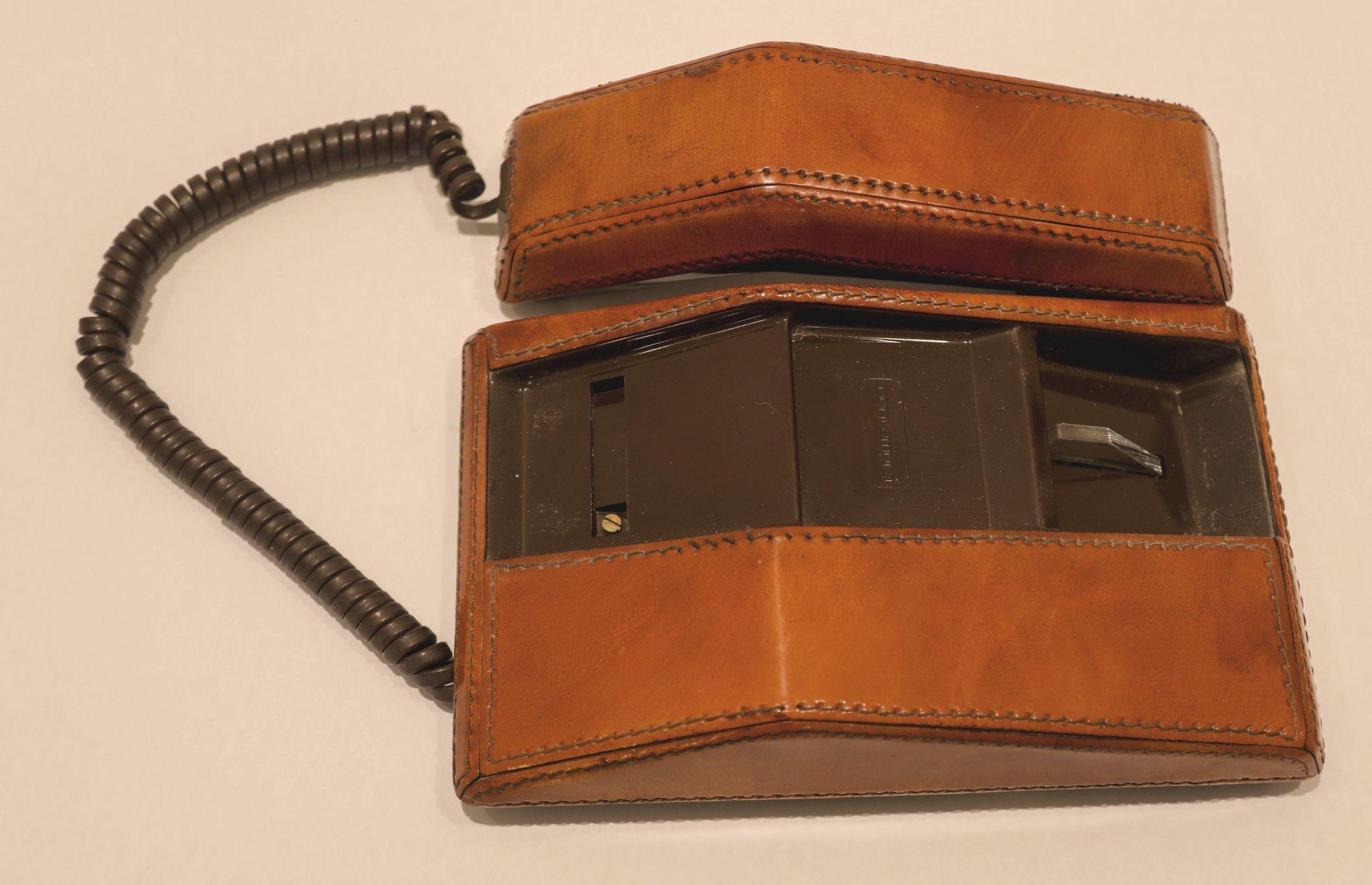 Postmoderne Téléphone Vintage en cuir Stitch by Stitch par Contempra 1970 en vente