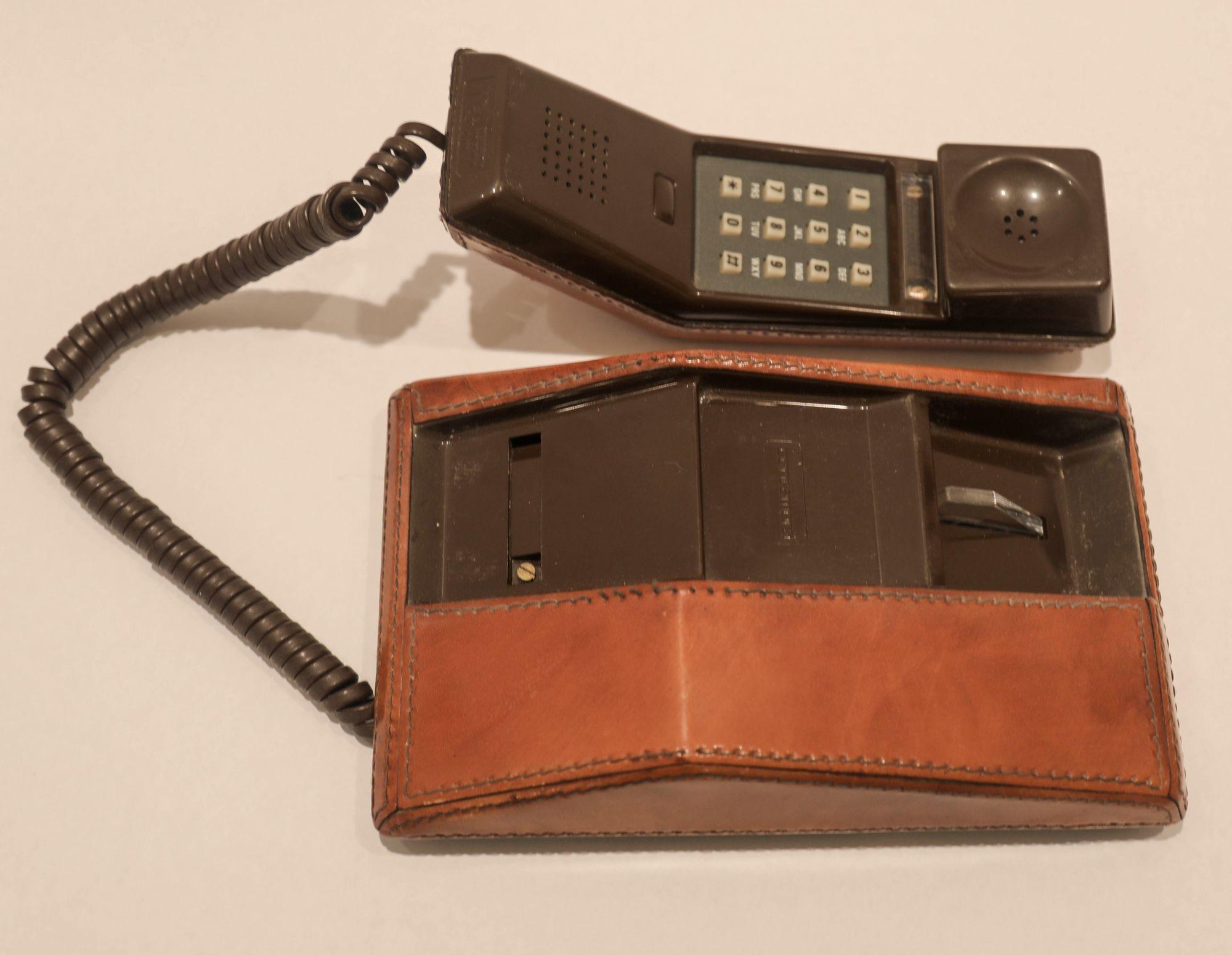 Américain Téléphone Vintage en cuir Stitch by Stitch par Contempra 1970 en vente