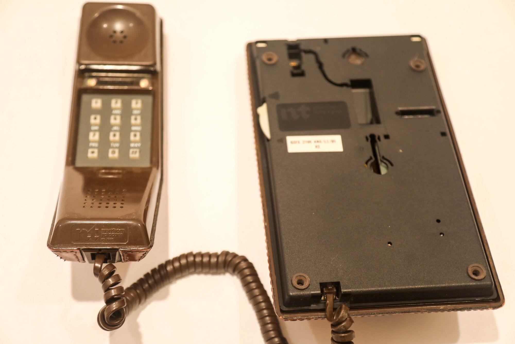 Cuir Téléphone Vintage en cuir Stitch by Stitch par Contempra 1970 en vente