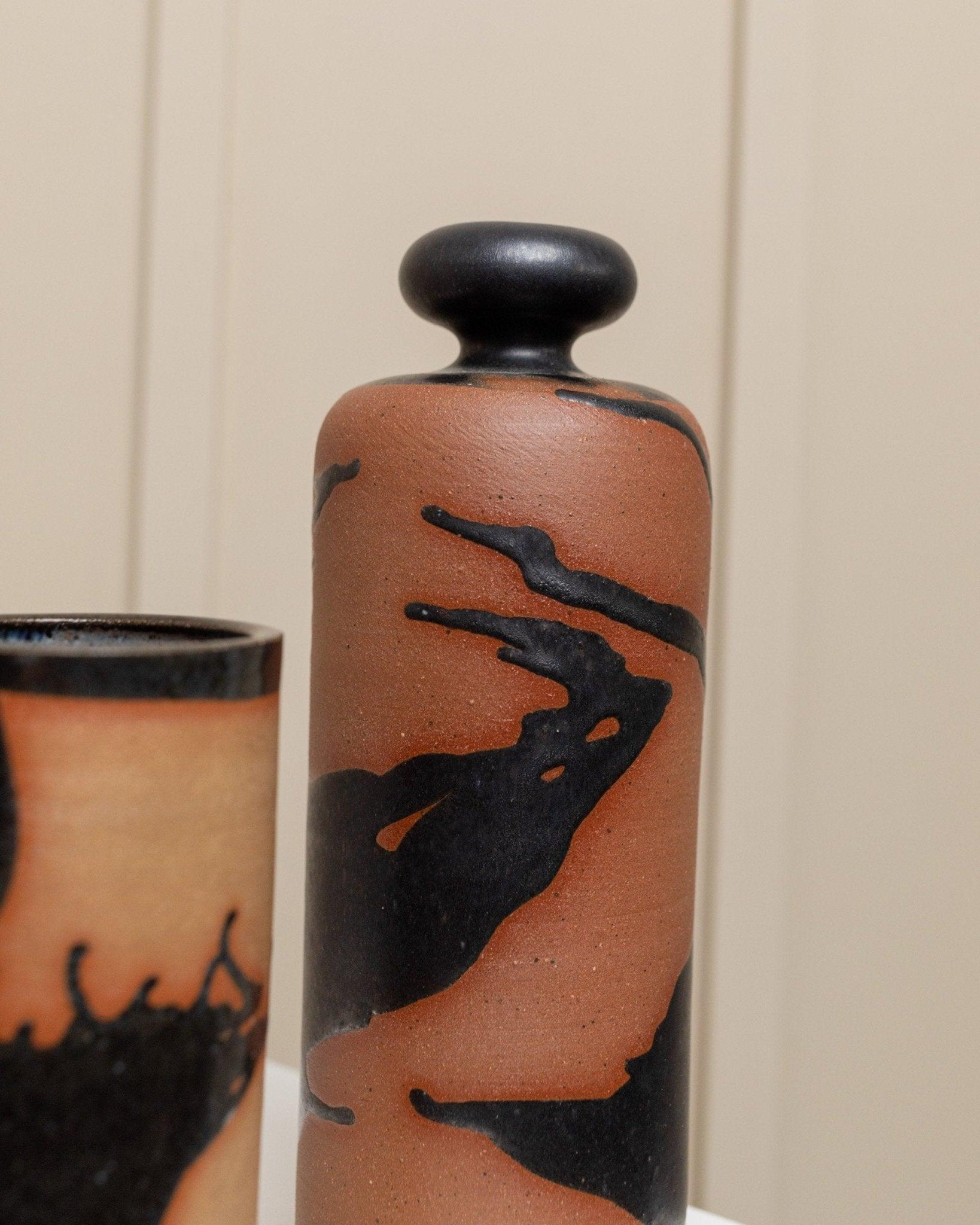 Braune Steingutkaraffe und -tasse von Tristan Drechsler, MCM 1970er im Zustand „Gut“ im Angebot in Montecalvoli, IT