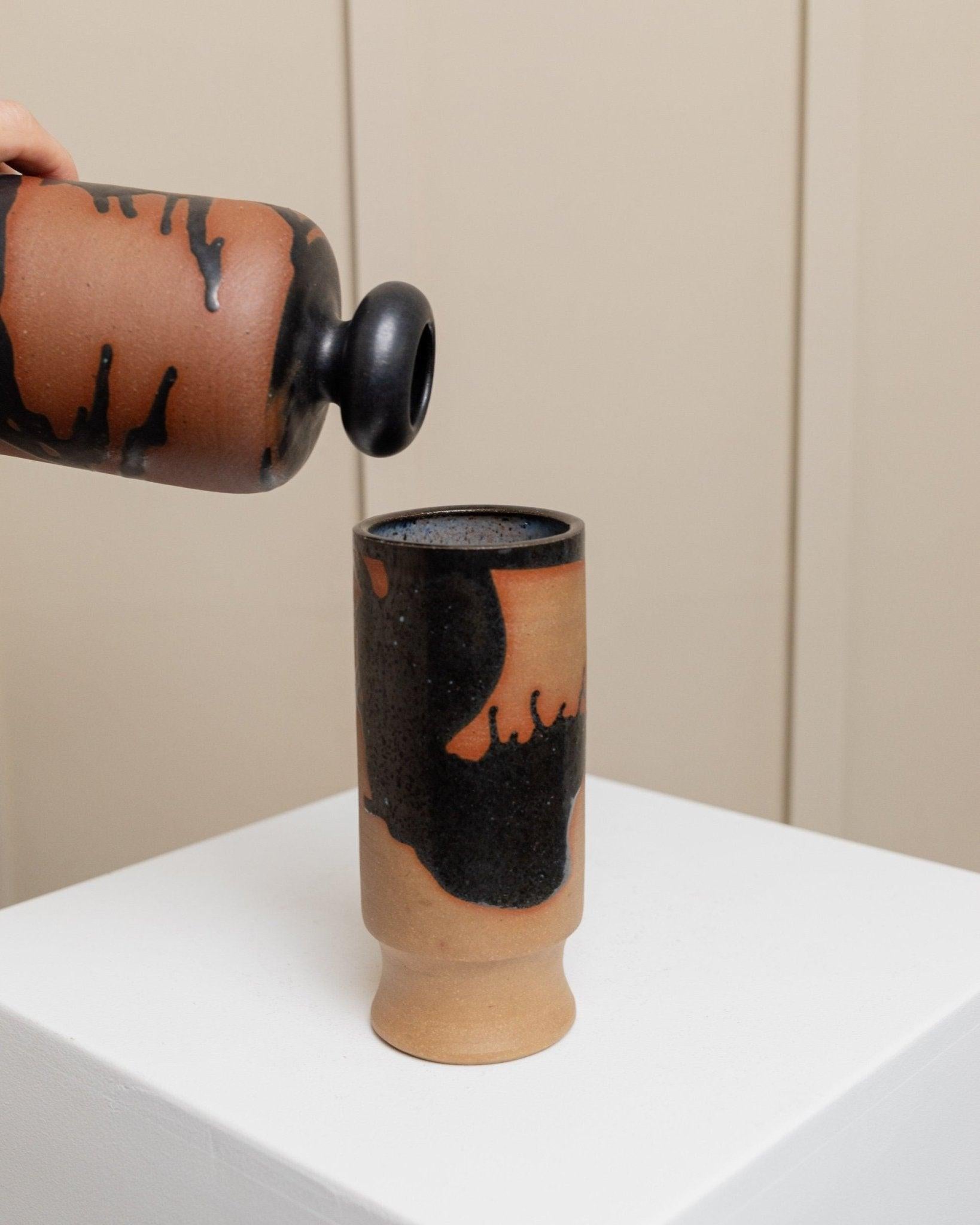 Braune Steingutkaraffe und -tasse von Tristan Drechsler, MCM 1970er (20. Jahrhundert) im Angebot