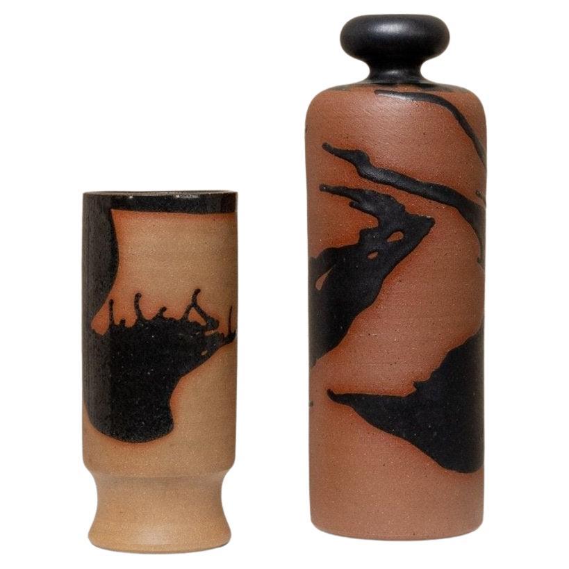 Braune Steingutkaraffe und -tasse von Tristan Drechsler, MCM 1970er im Angebot