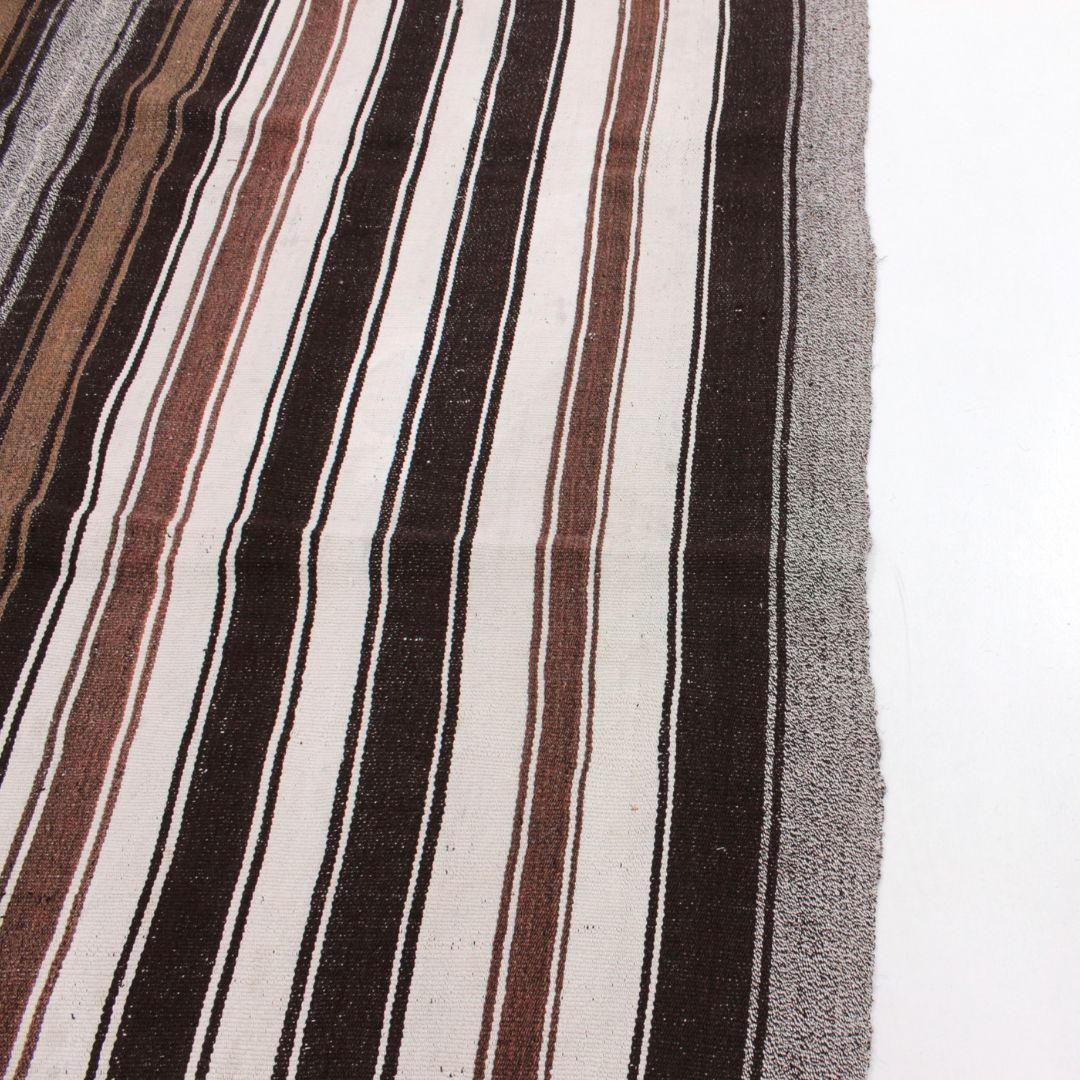 Kilim d'epoca in pelo di capra a strisce marroni, fatto a mano in Turchia in vendita 2