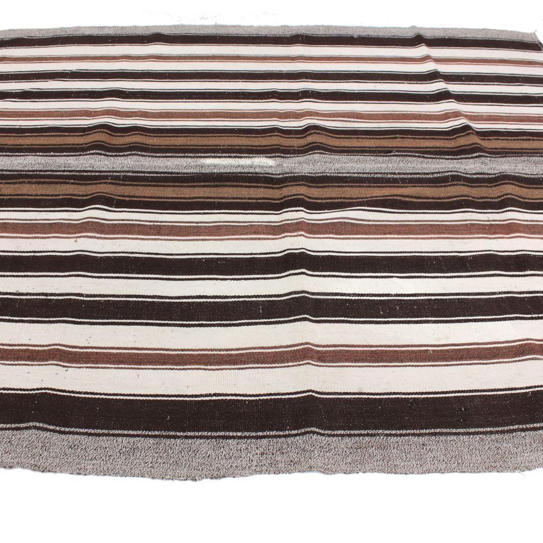 Mid-Century moderno Kilim d'epoca in pelo di capra a strisce marroni, fatto a mano in Turchia in vendita