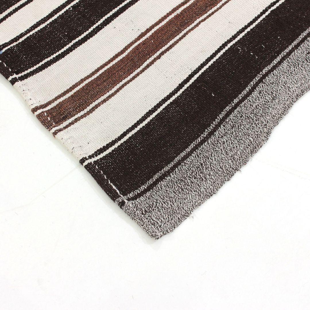 Turco Kilim d'epoca in pelo di capra a strisce marroni, fatto a mano in Turchia in vendita