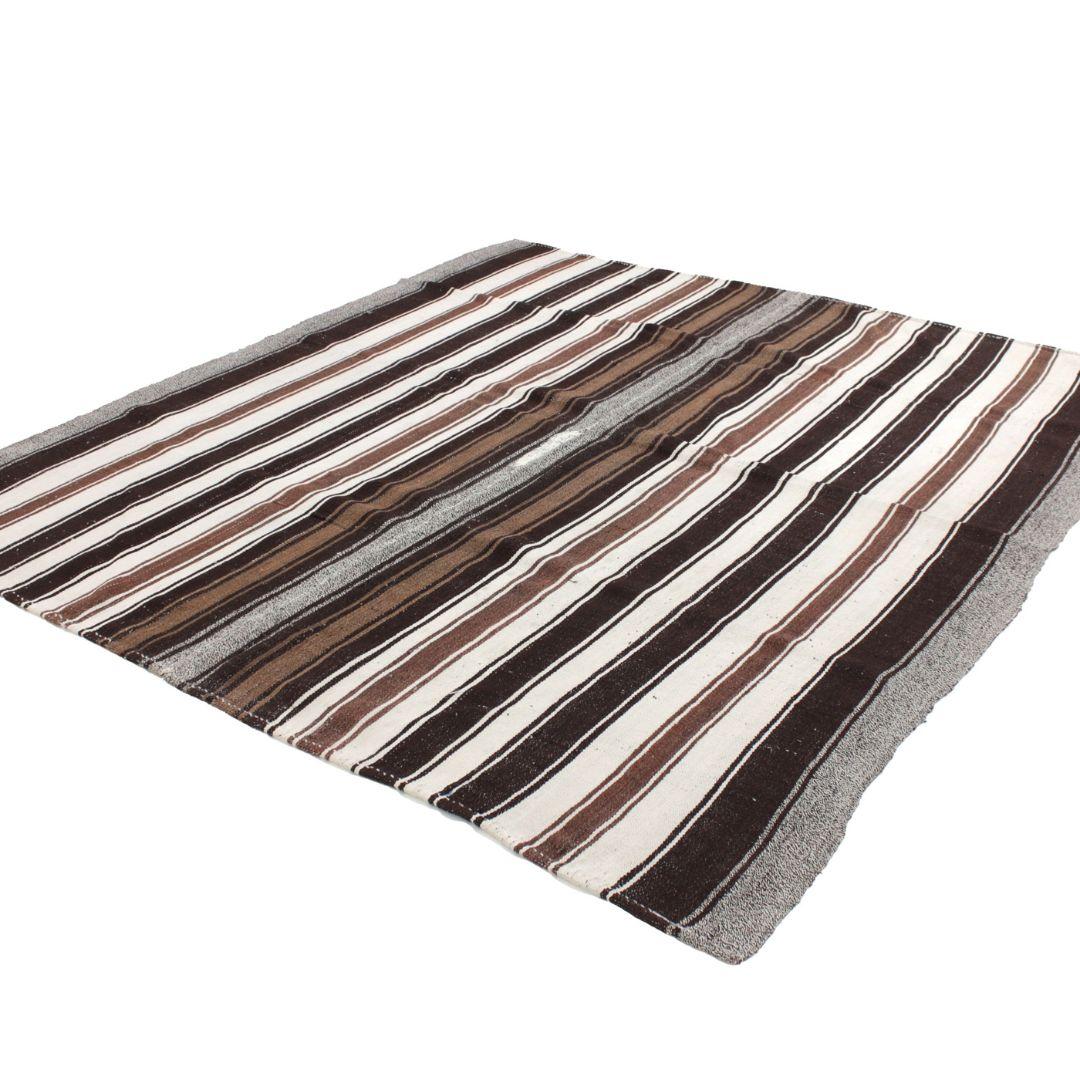 XX secolo Kilim d'epoca in pelo di capra a strisce marroni, fatto a mano in Turchia in vendita
