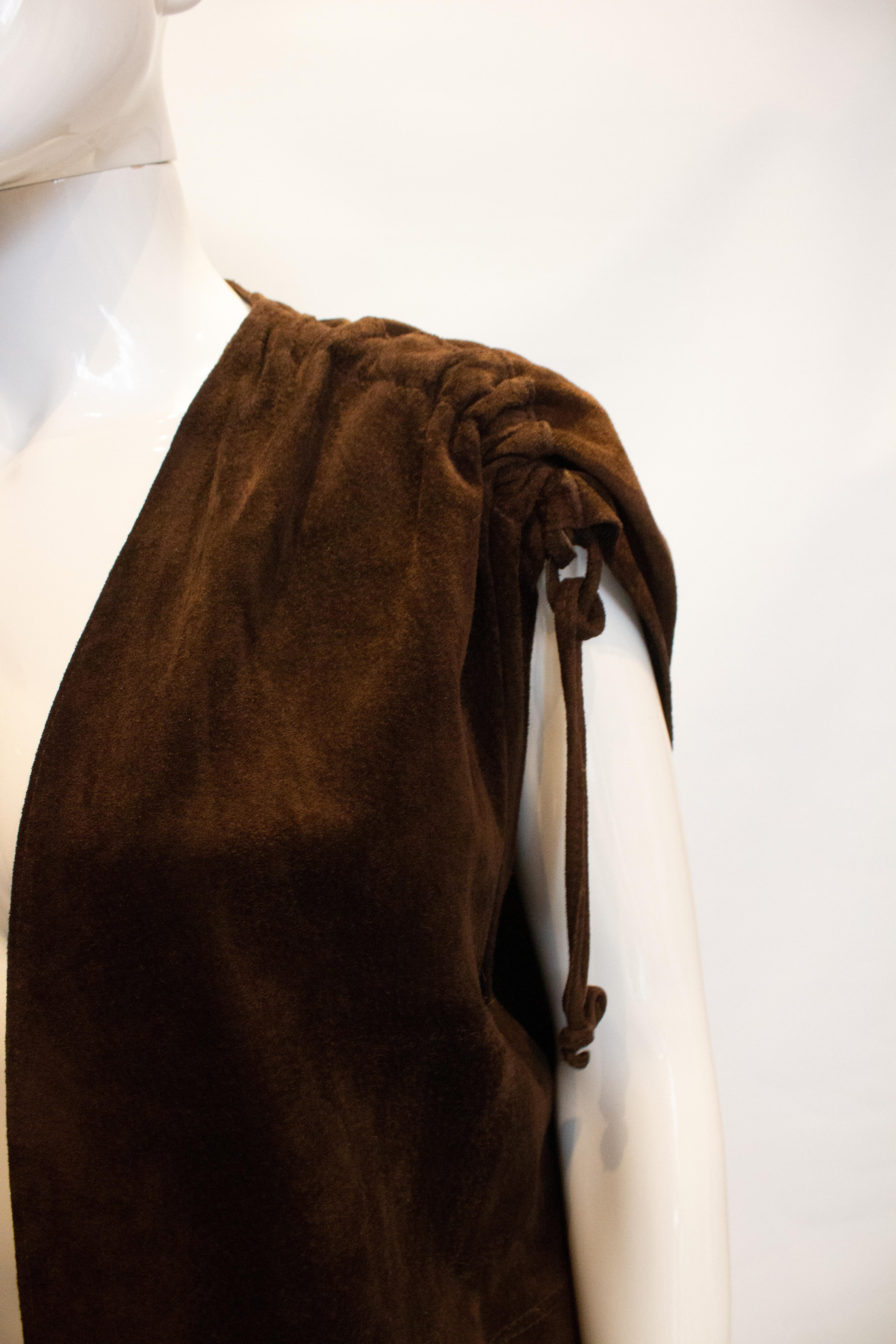 Idéal pour l'automne, un gilet vintage en daim marron de Beged Or. Le gilet a des fronces sur les épaules, deux poches avant et un lien à la taille.
Mesures Buste jusqu'à 40'', longueur 35''