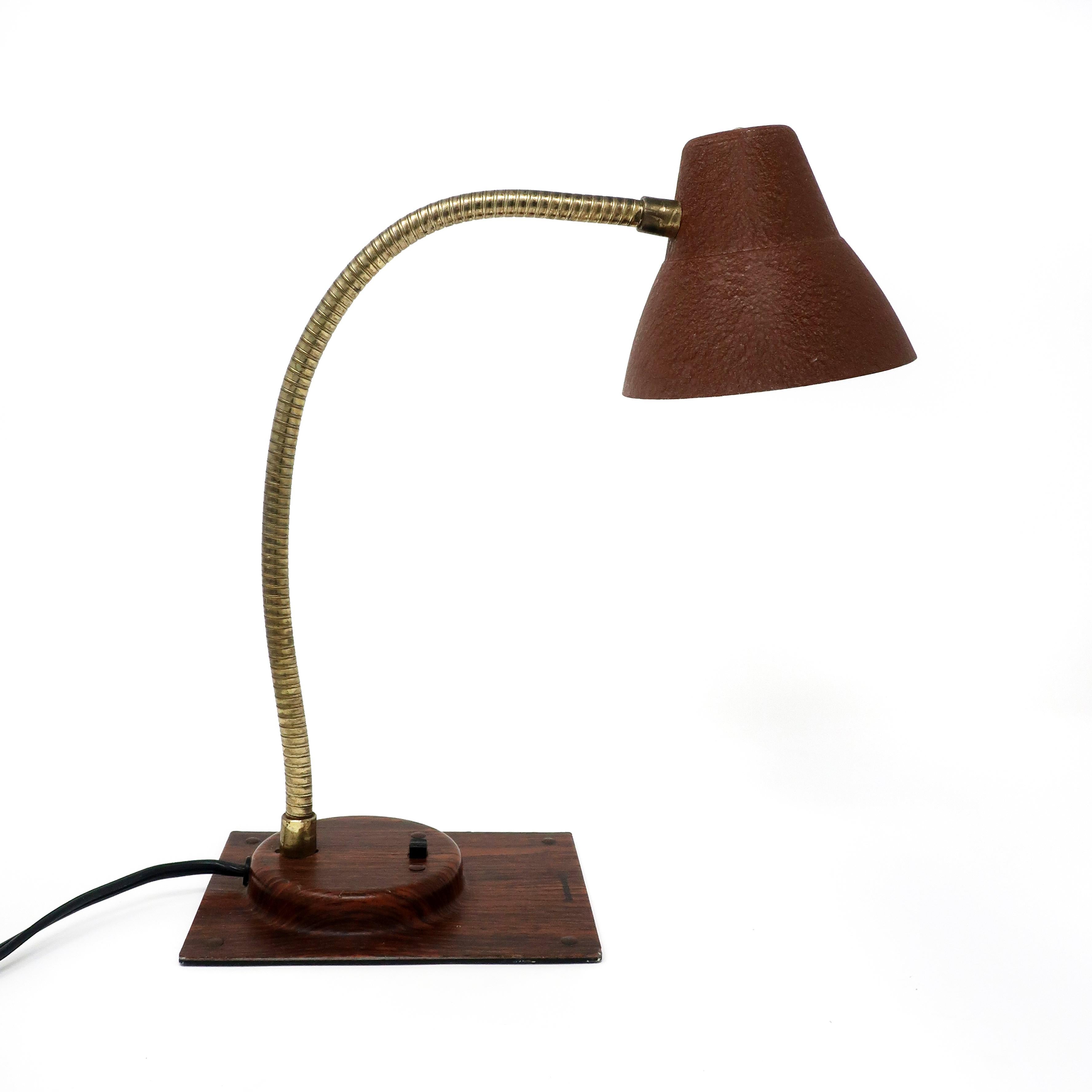 A perfect Mid-Century Modern Tensor articulating desk lamp. Brown wood grain base and brown textured shade, brass colored stem, and switch on the base. In excellent vintage condition.

Measures: 4