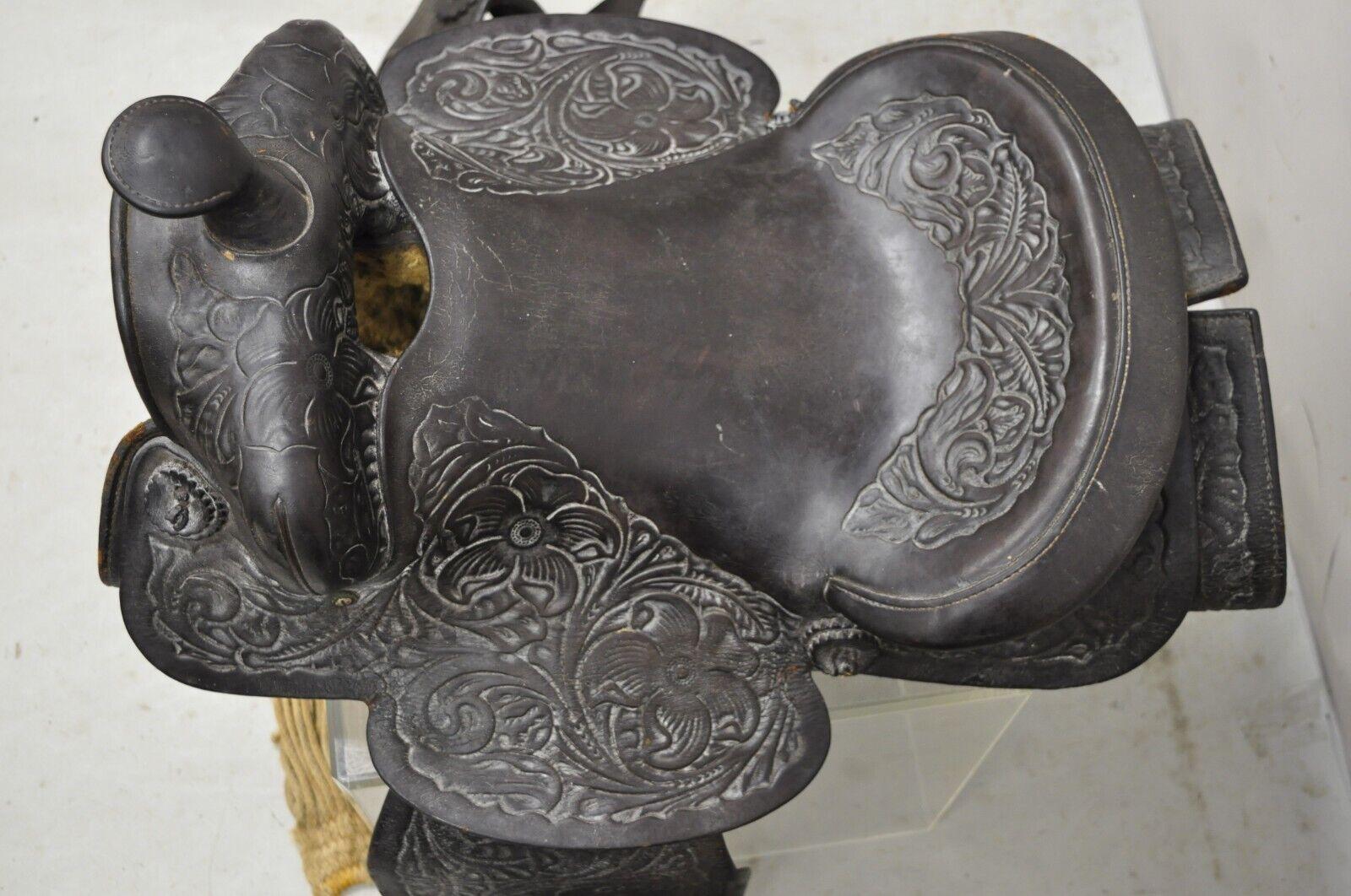Vintage Brown Tooled Leather Floral Embossed Seat Horse Saddle In Good Condition For Sale In Philadelphia, PA