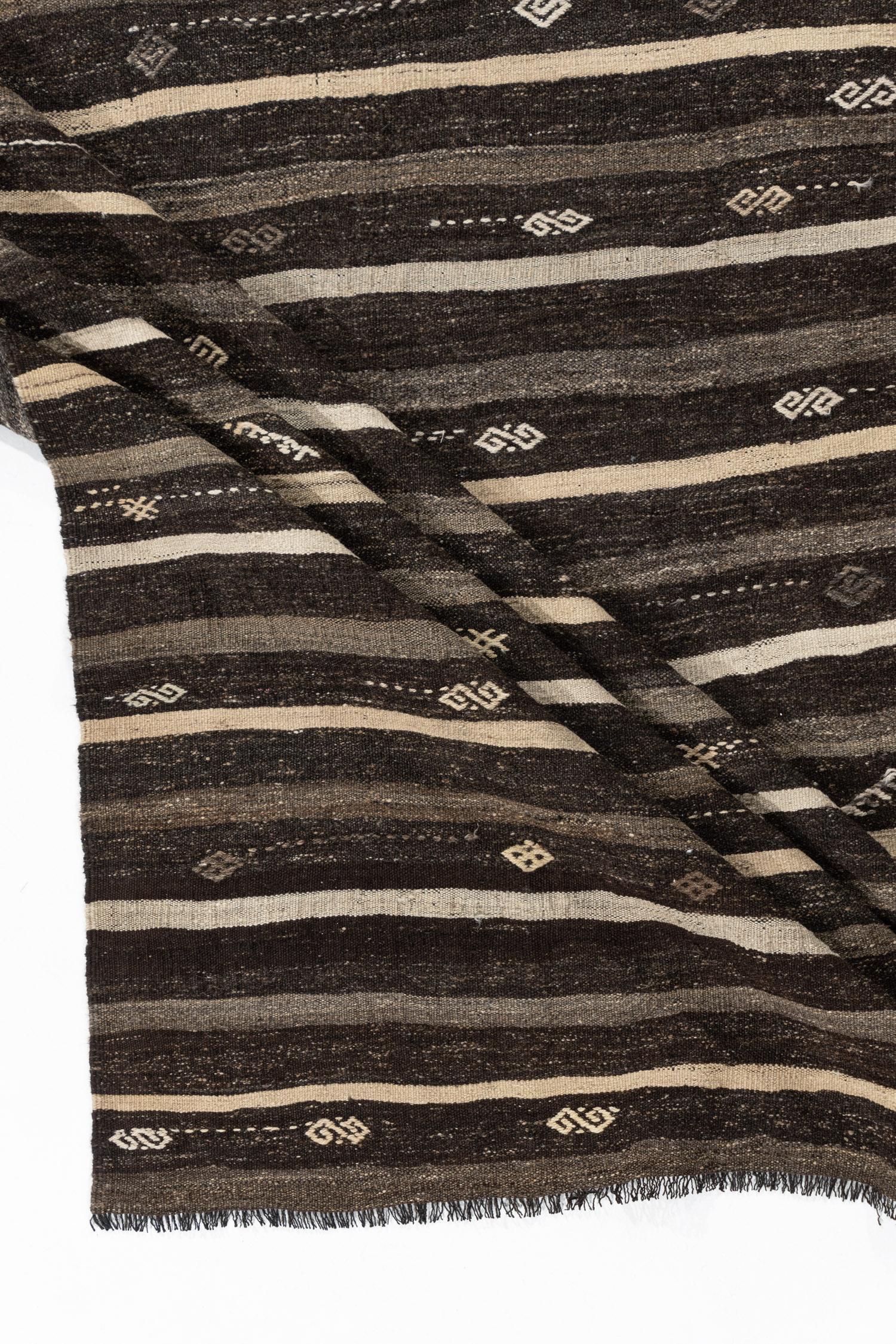 6'7 X 9'10. Questo Kilim turco vintage a trama piatta è stato tessuto a mano negli anni Quaranta. La semplicità e l'audacia di questo pezzo possono anche dare un'impronta contemporanea ed è in grado di inserirsi sia in un ambiente moderno che