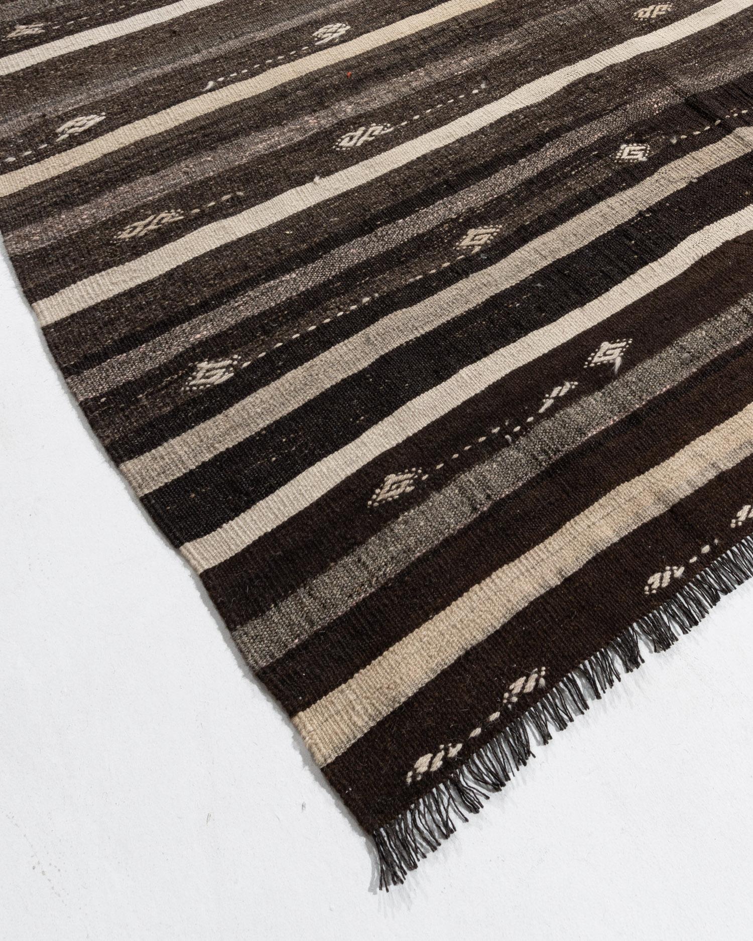 Tessuto a mano Vintage Brown Turkish Kilim Area Rug & Kilim  6'7 x 9'10 in vendita