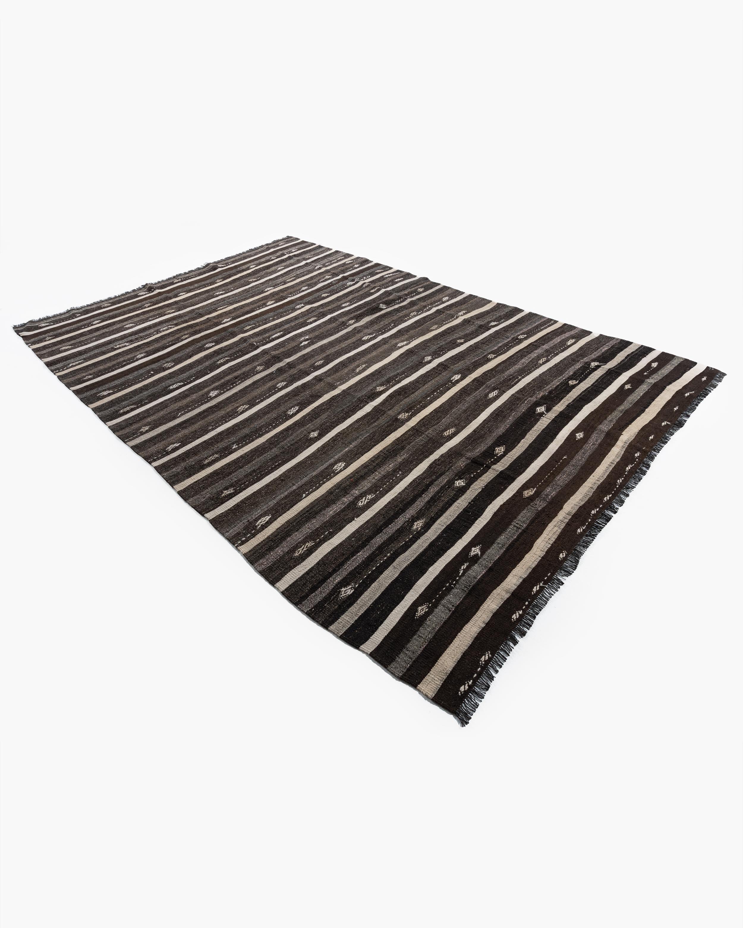 Brauner türkischer Kilim-Teppich im Vintage-Look  6'7 x 9'10 (Wolle) im Angebot