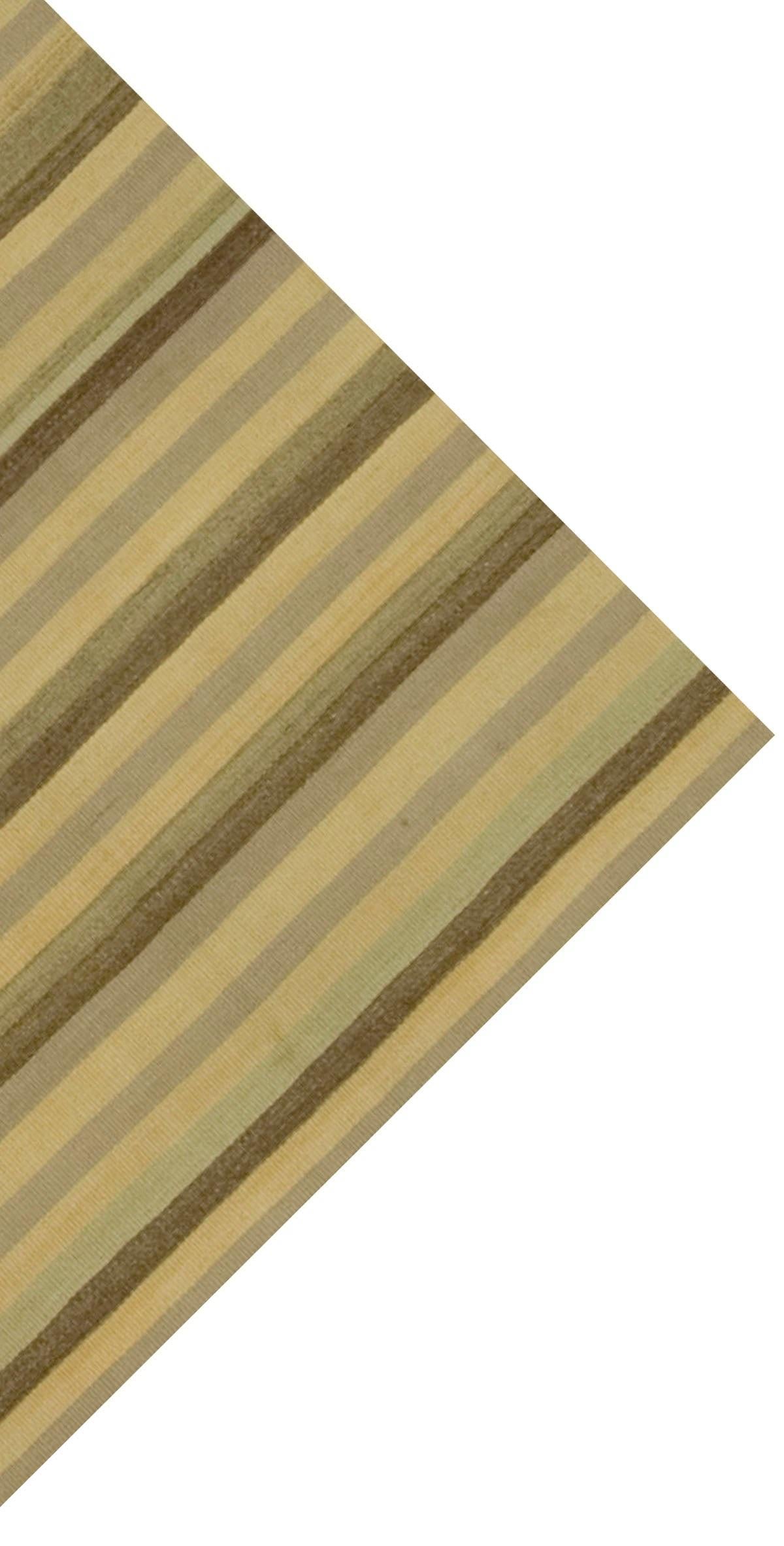 4'4 x 10'10. Dieser alte türkische Flachgewebe-Kilim wurde in den 1950er Jahren handgewebt. Die Schlichtheit und Kühnheit dieser Stücke kann auch ein zeitgenössisches Gefühl vermitteln und sowohl in einer modernen als auch in einer traditionellen