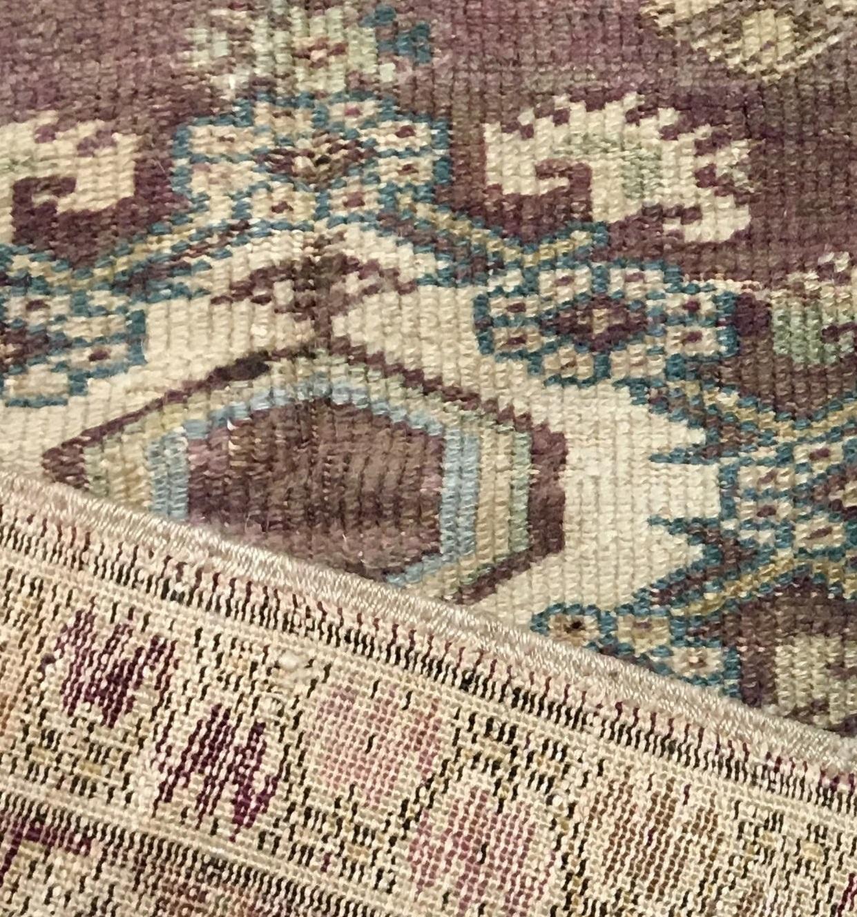 3'10 x 5'6. Tejida a mano en Turquía, donde el tejido de alfombras es una cultura más que un negocio. Las alfombras de Oushak son conocidas por la alta calidad de su lana, sus bellos dibujos y sus colores cálidos. Estos favoritos de los diseñadores