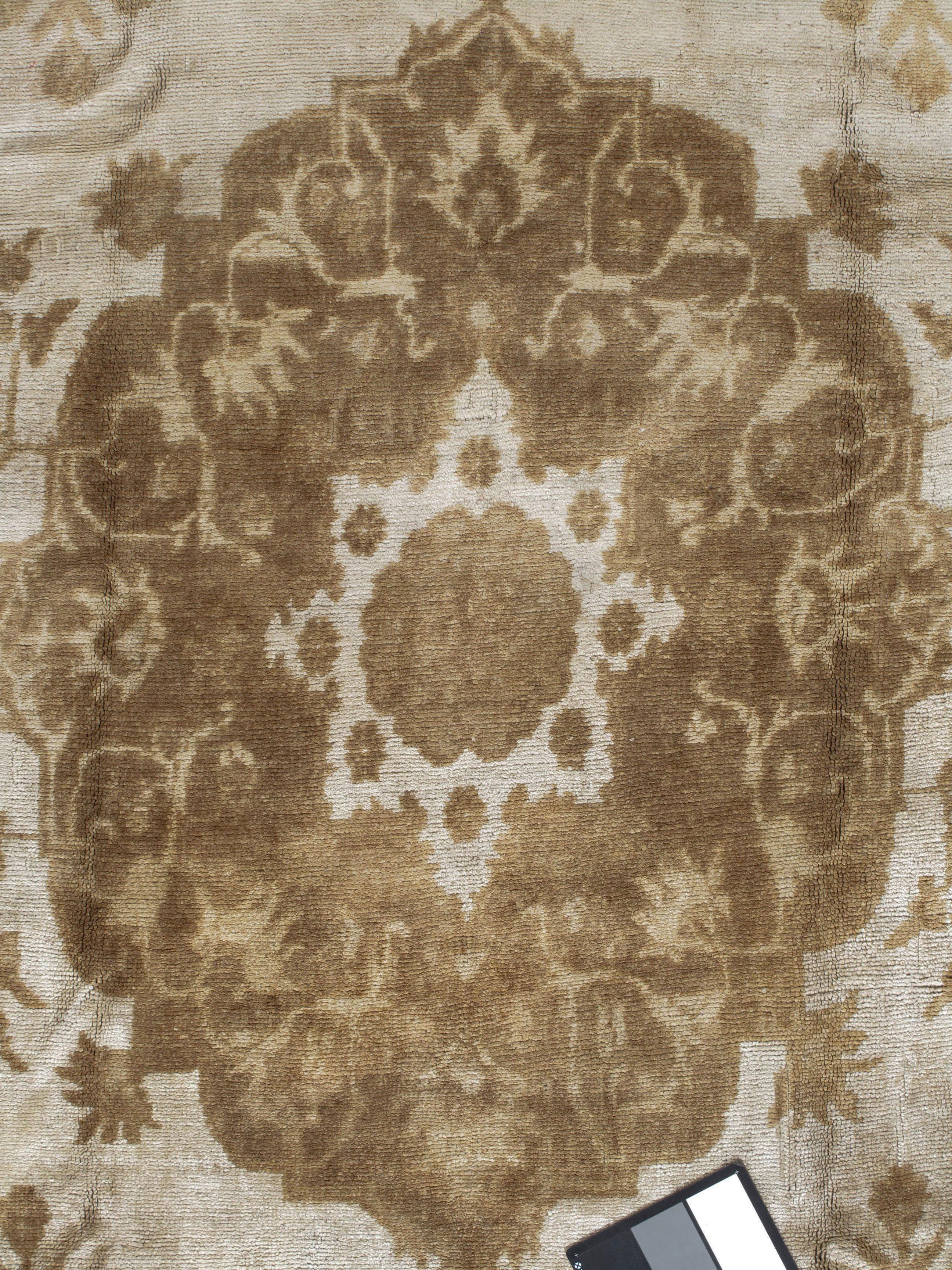 6'1 x 10'5. Tappeto vintage turco Oushak del 1940 circa, tessuto a mano in Turchia dove la tessitura di tappeti è una cultura piuttosto che un'attività commerciale. I tappeti provenienti dalla Turchia sono noti per l'alta qualità della loro lana,