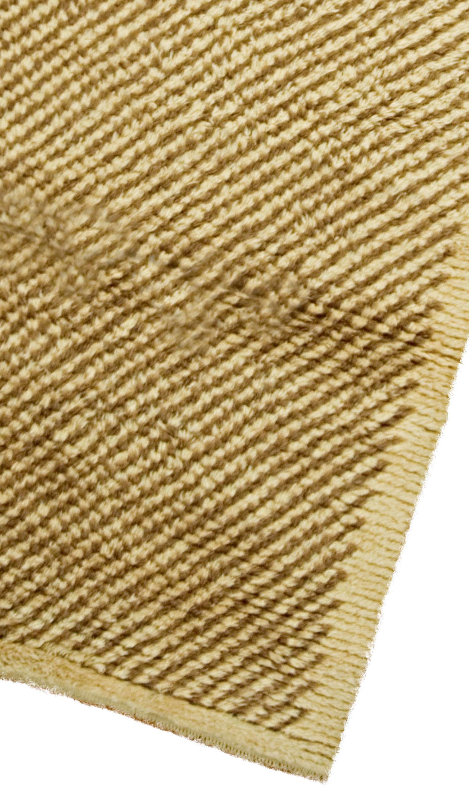 3'8 x 6'8. Türkischer Tulu-Teppich Teppich. Aus der Türkei, um 1950. Tulus werden in der Region Konya handgefertigt und haben eine dicke Webart und einen langen Flor. Die glänzende Wolle und die Länge des Flors verleihen diesen Teppichen einen