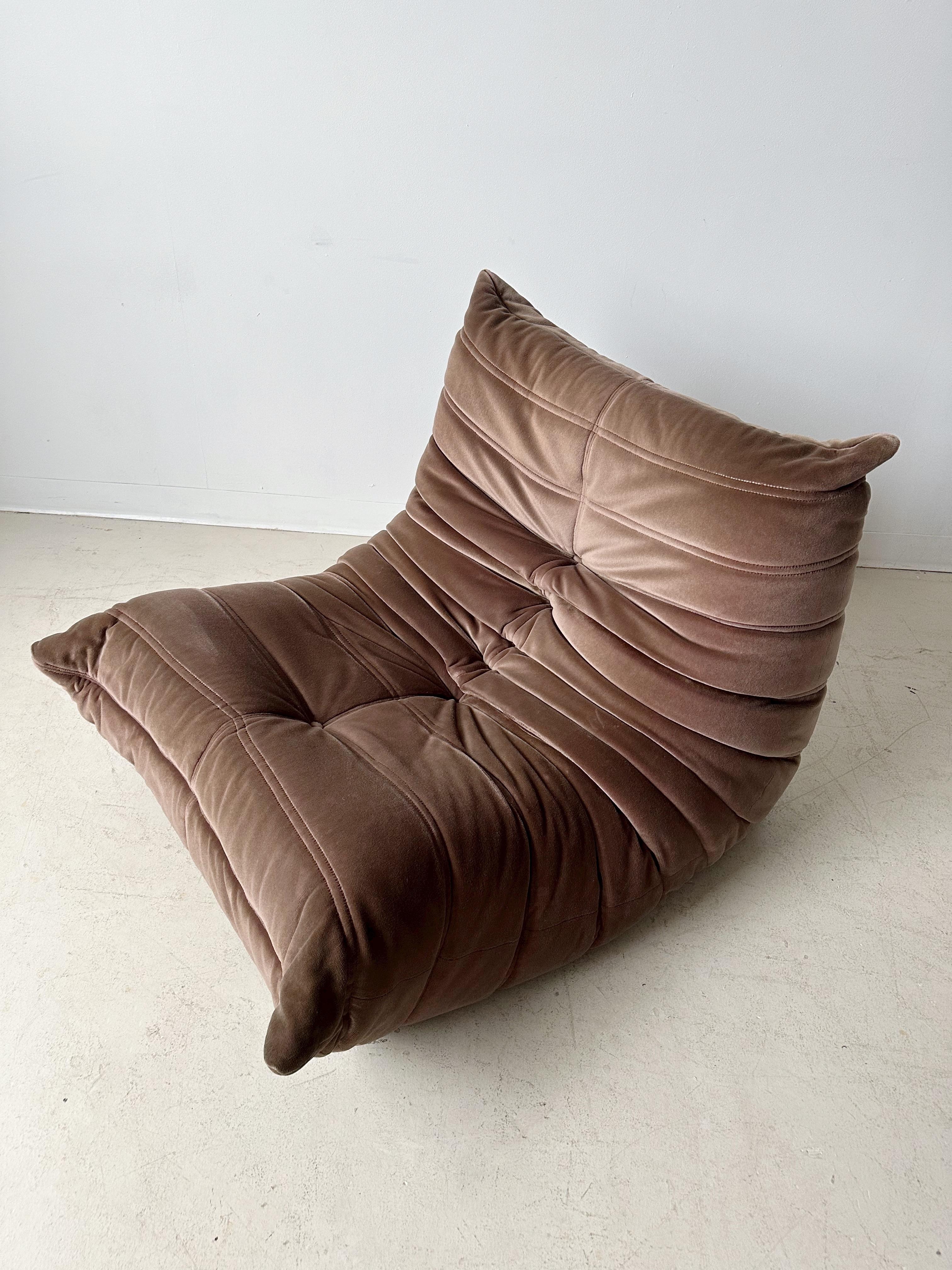 Vintage Brown Velvet Togo Lounge Chair by Michel Ducaroy for Ligne Roset, manufactured by Airborne/Arconas Canada, 80's

Arconas was the licensed North American manufacturer of Ligne Roset for a very brief period in the 80's. Original